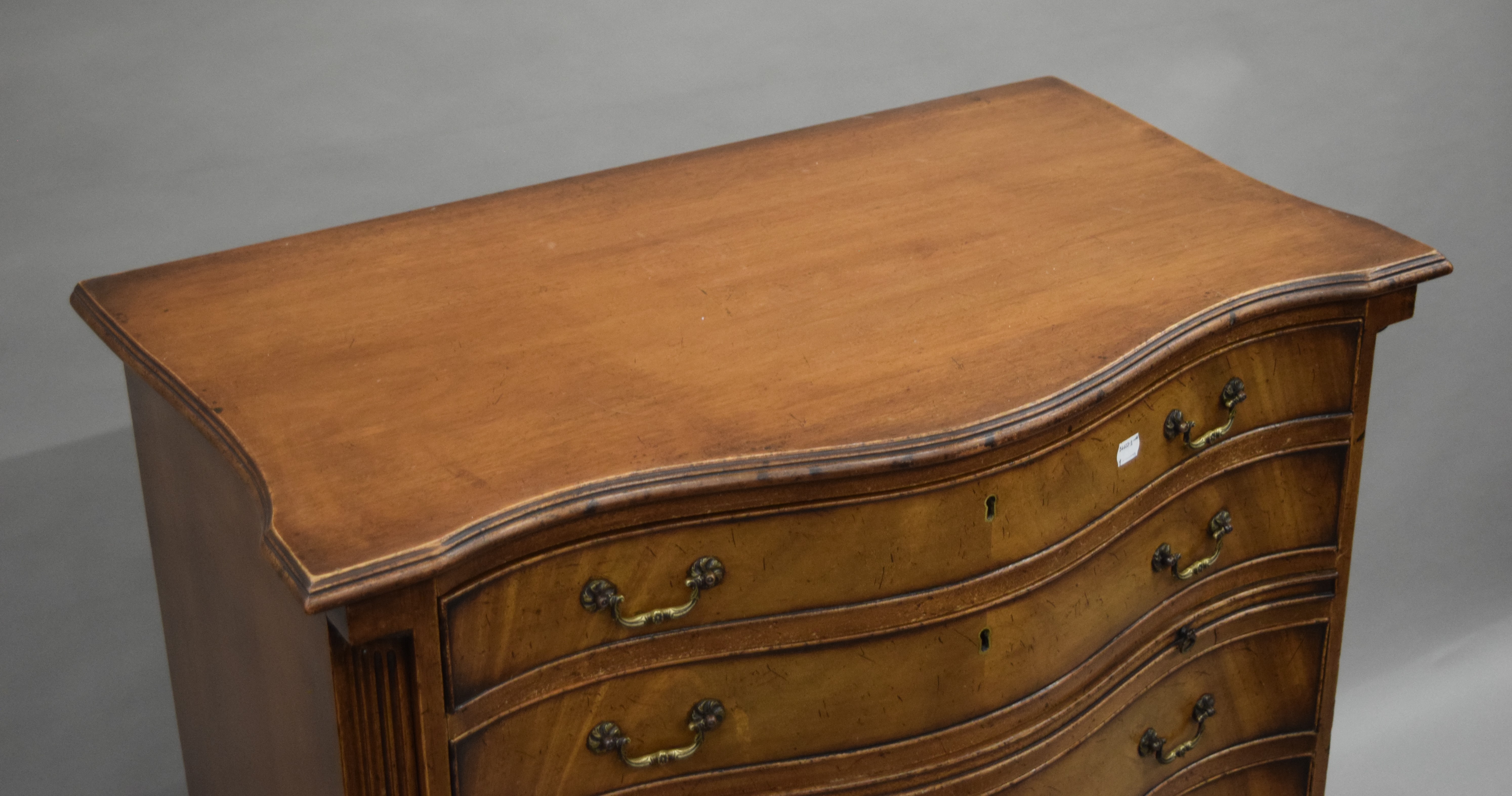 A George III style mahogany Serpentine chest of drawers. 83.5 cm wide, 100 cm high, 49 cm deep. - Image 3 of 6