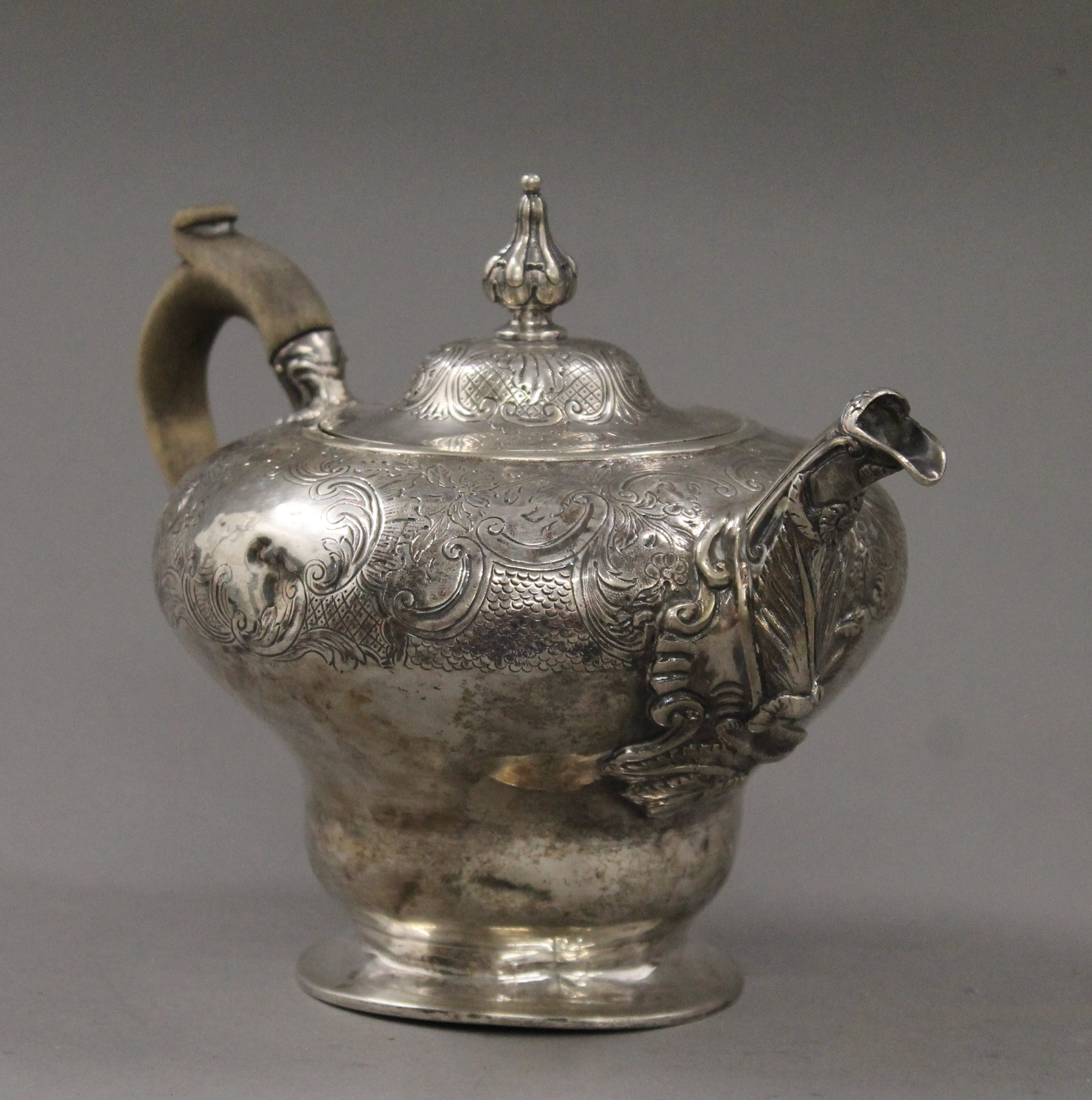 A Georgian silver tea pot. 16 cm high. - Image 2 of 5