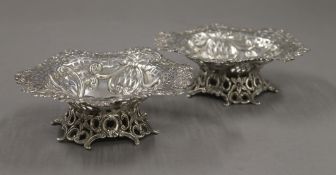A pair of silver footed bon bon dishes. 291.8 grammes.