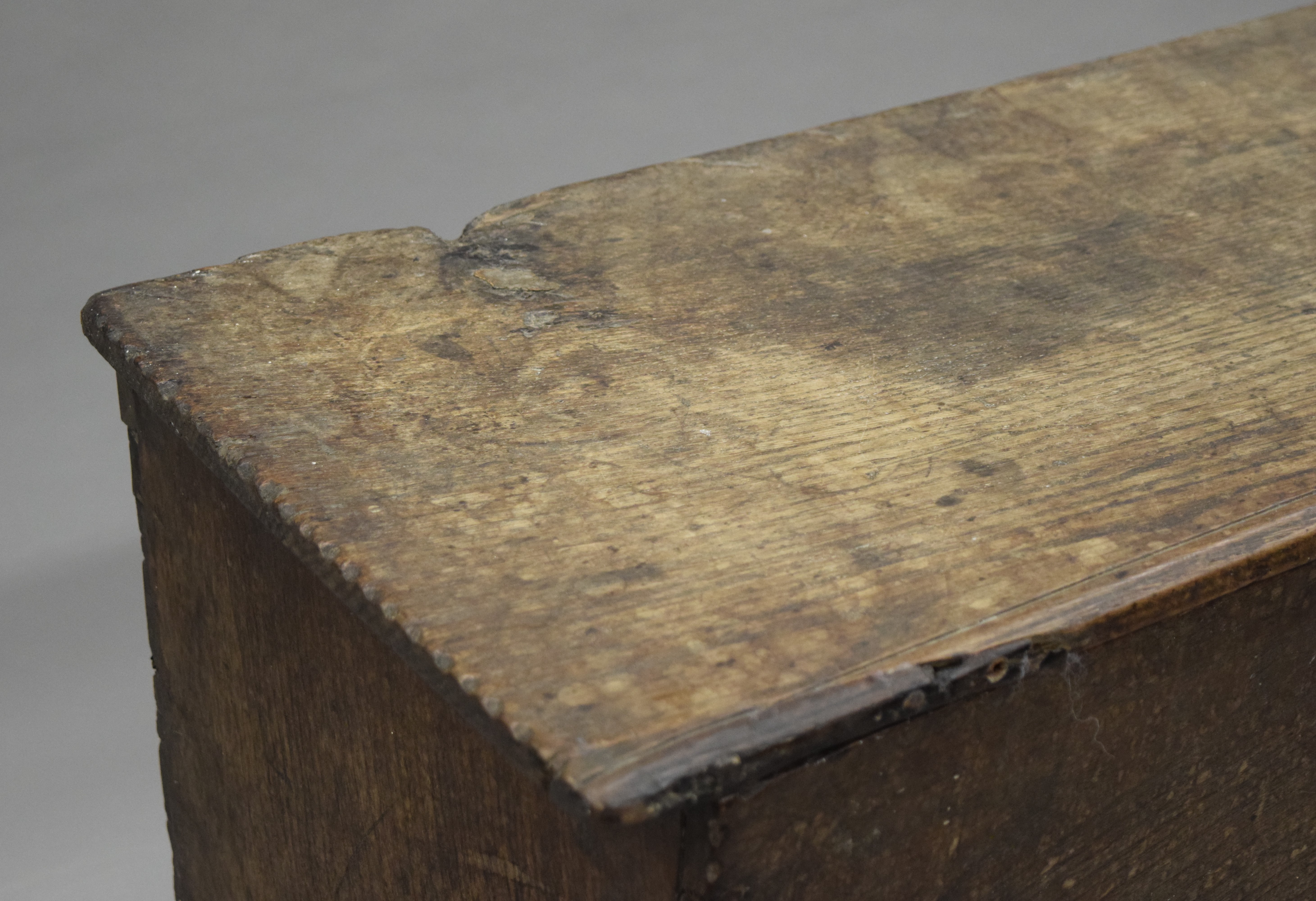 A small early 17th century oak six plank coffer. 90 cm long. - Image 4 of 7