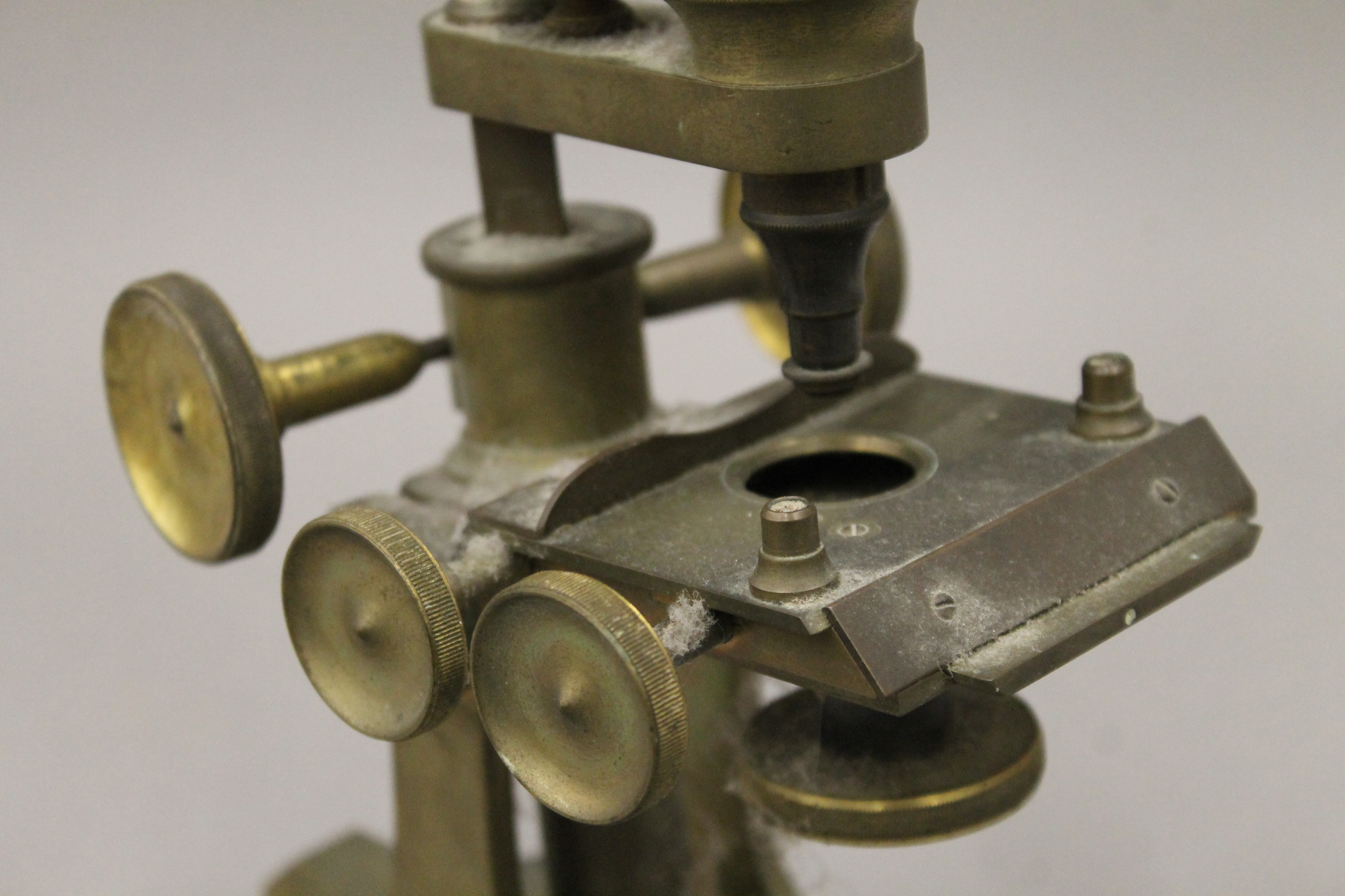 A Victorian brass microscope. 37.5 cm high. - Image 3 of 5