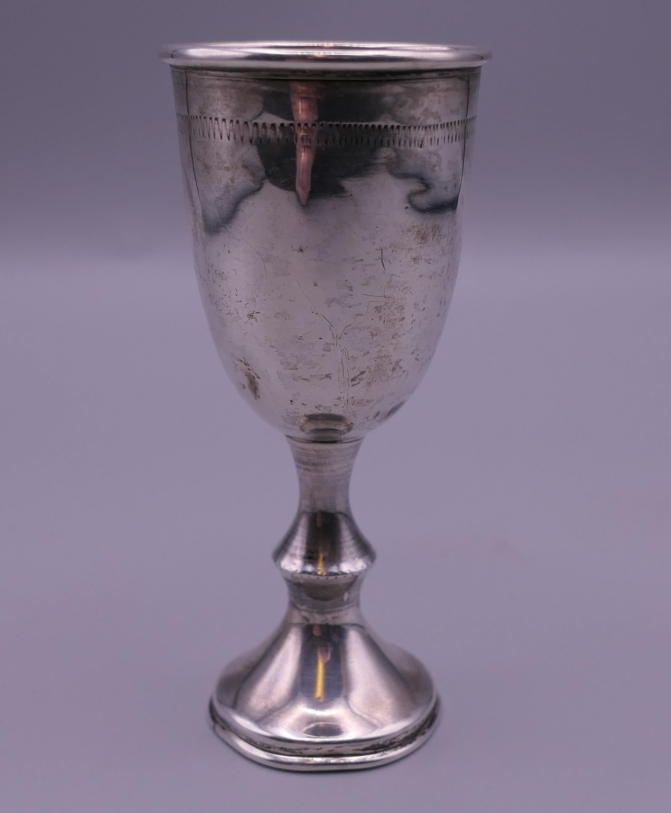 A silver Jewish kiddish cup, hallmarked London 1925. 8.5 cm high. 30 grammes. - Image 2 of 3