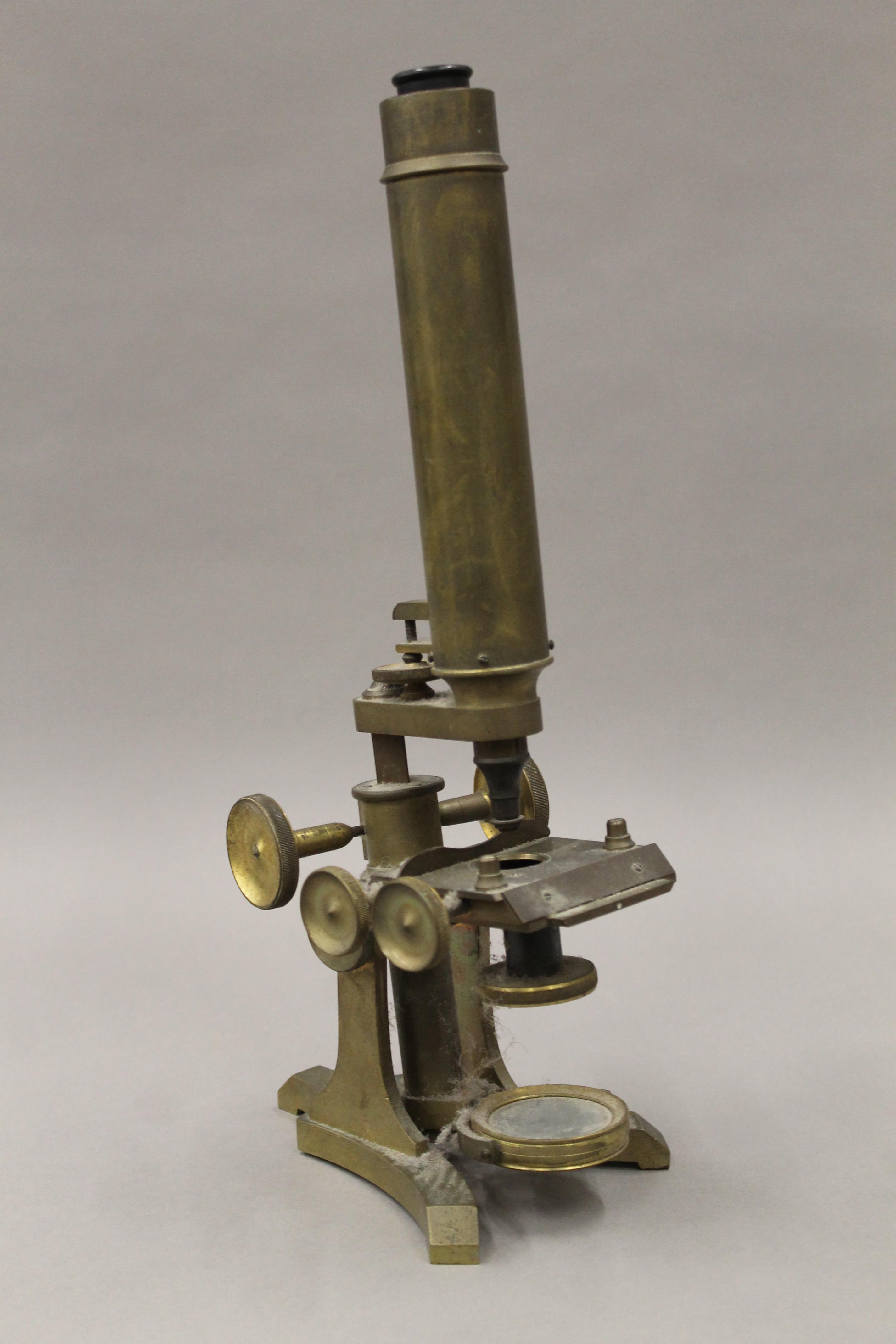 A Victorian brass microscope. 37.5 cm high. - Image 2 of 5