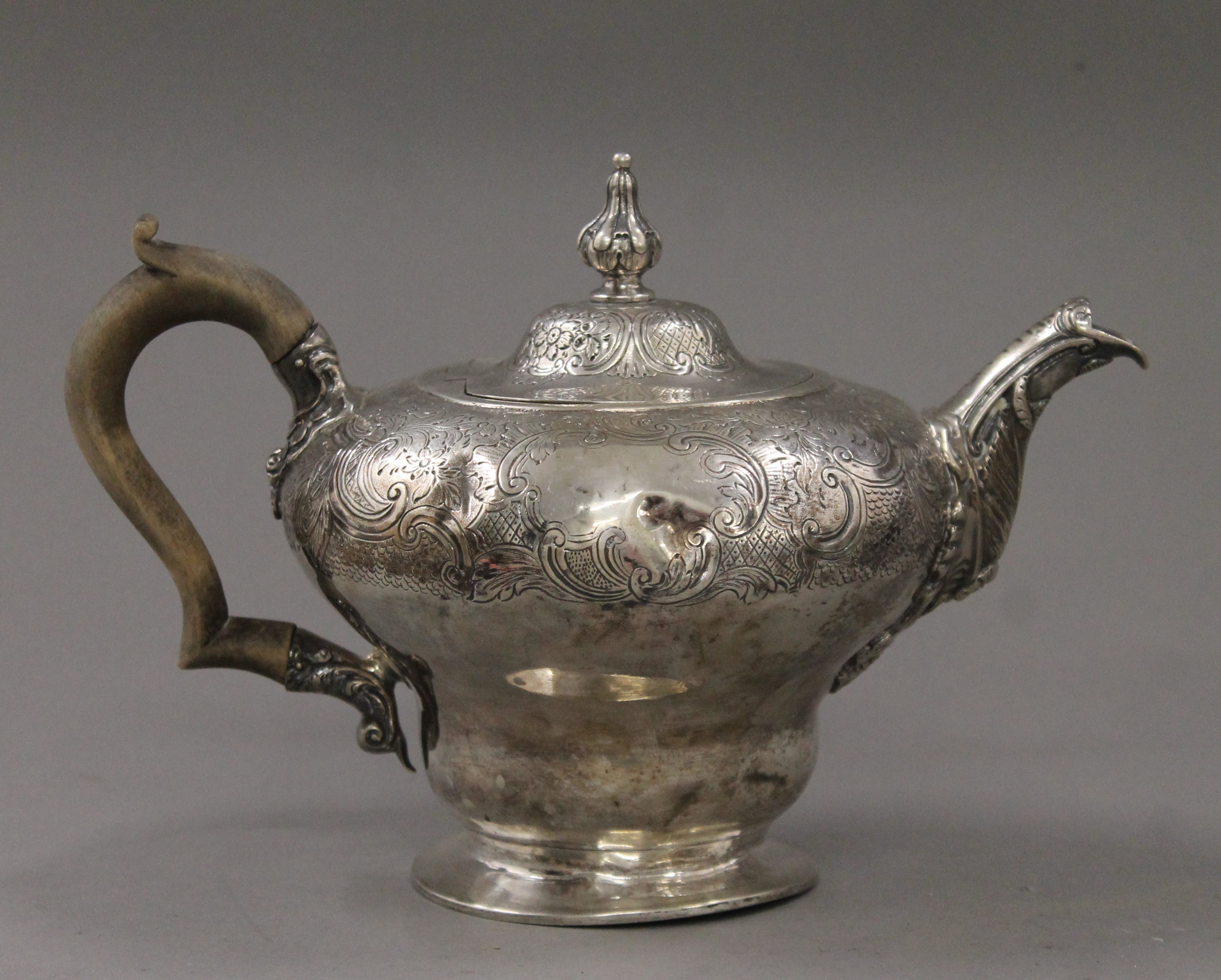 A Georgian silver tea pot. 16 cm high.