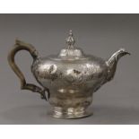 A Georgian silver tea pot. 16 cm high.