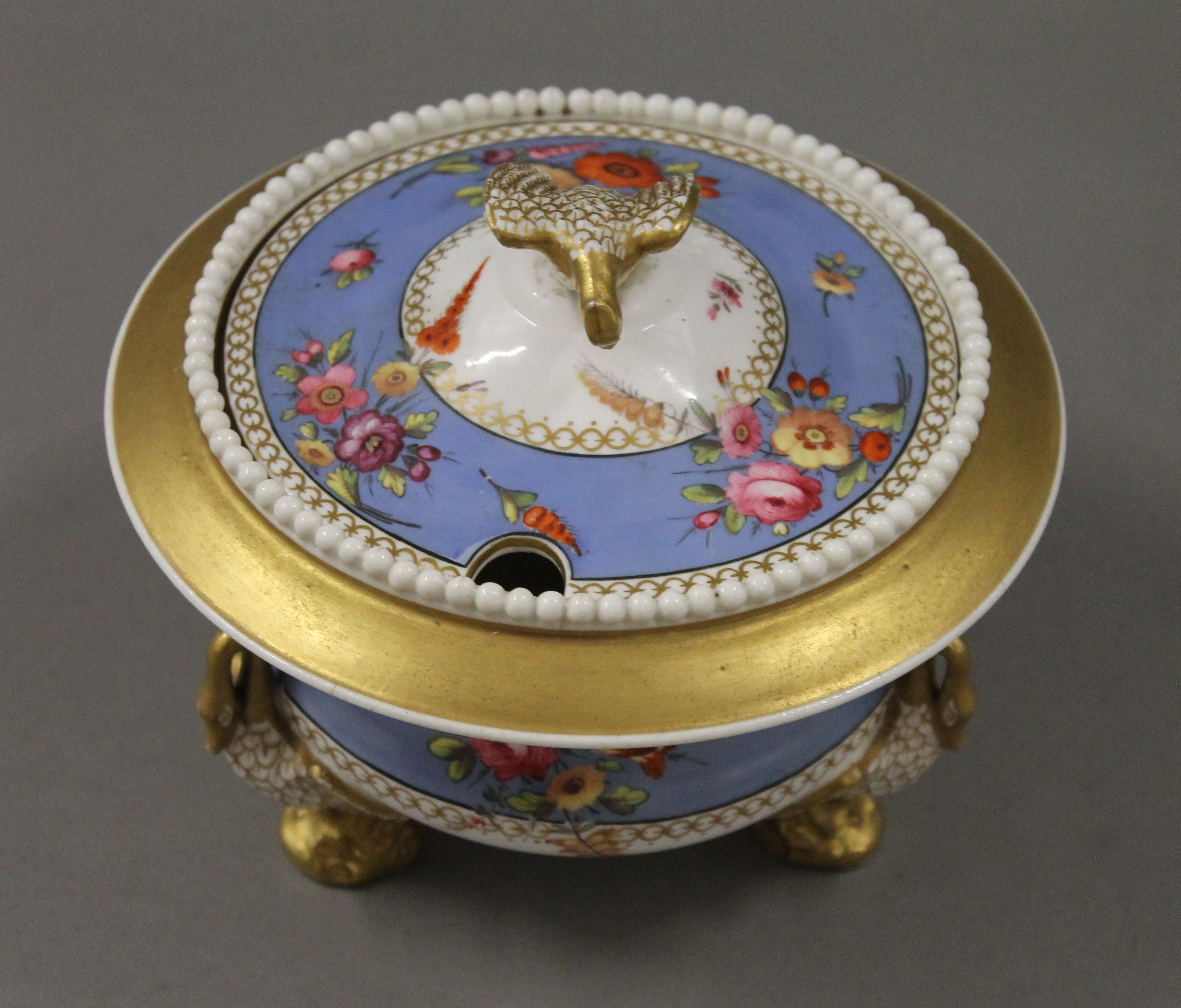 A 19th century porcelain lidded tureen on stand. 14 cm high, stand 23 cm diameter. - Image 4 of 20