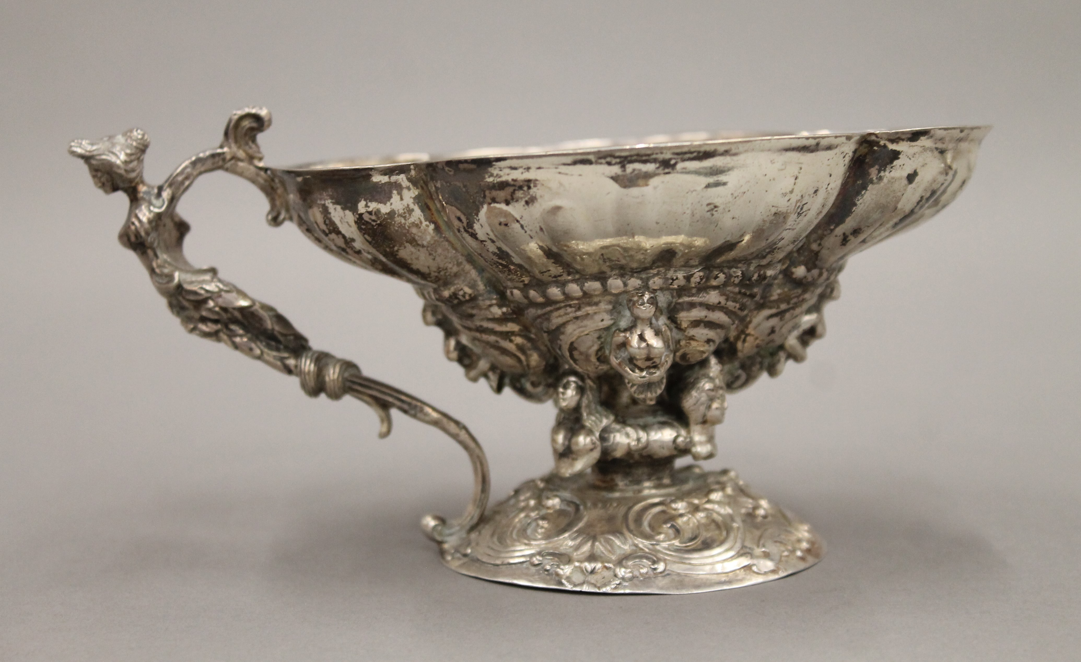 An antique Continental silver wine cup. 17.5 cm long. 337.4 grammes. - Image 2 of 4