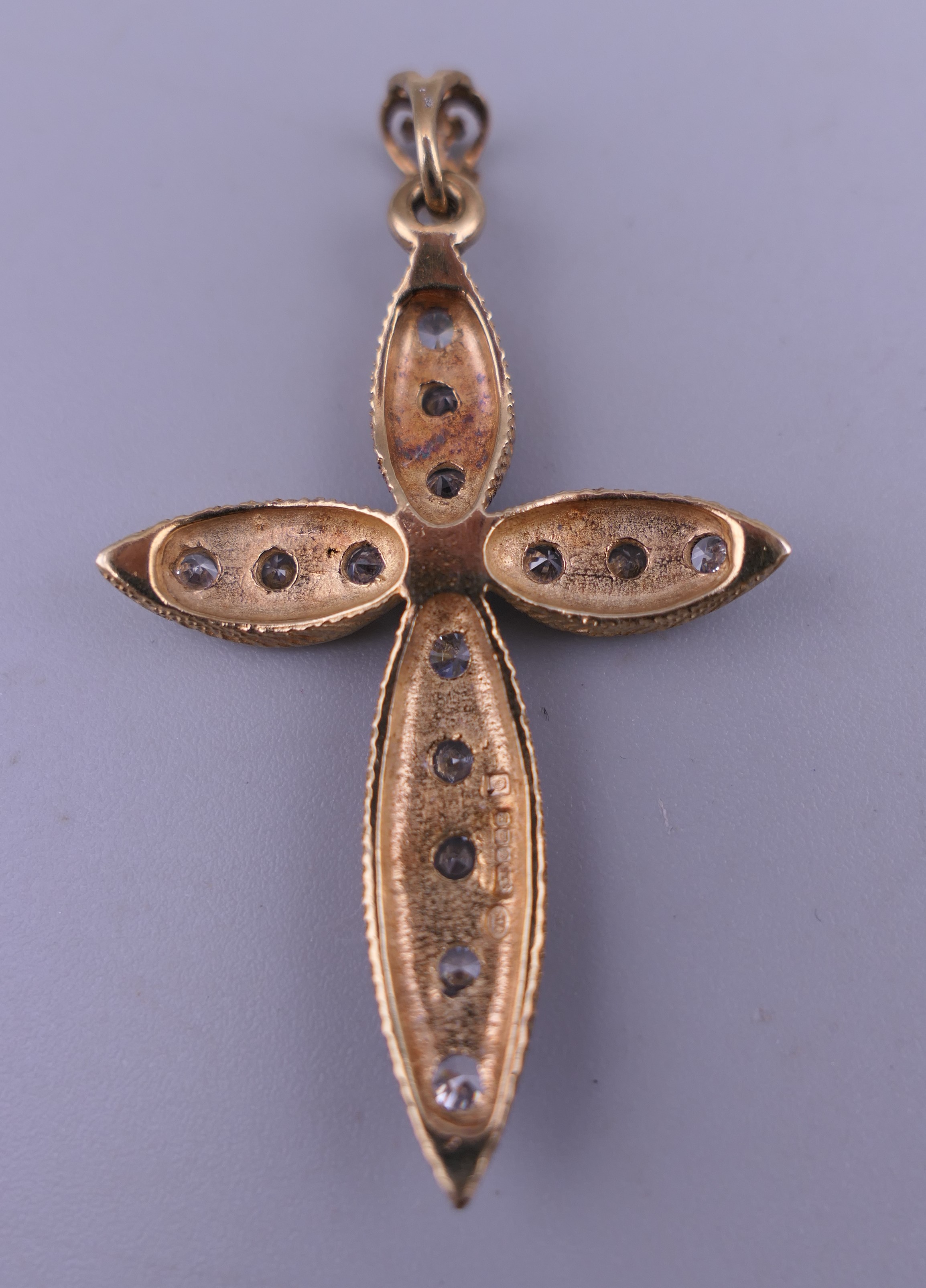 A 9 ct gold stone set cross pendant. 5 cm high. 5.8 grammes total weight. - Image 2 of 7