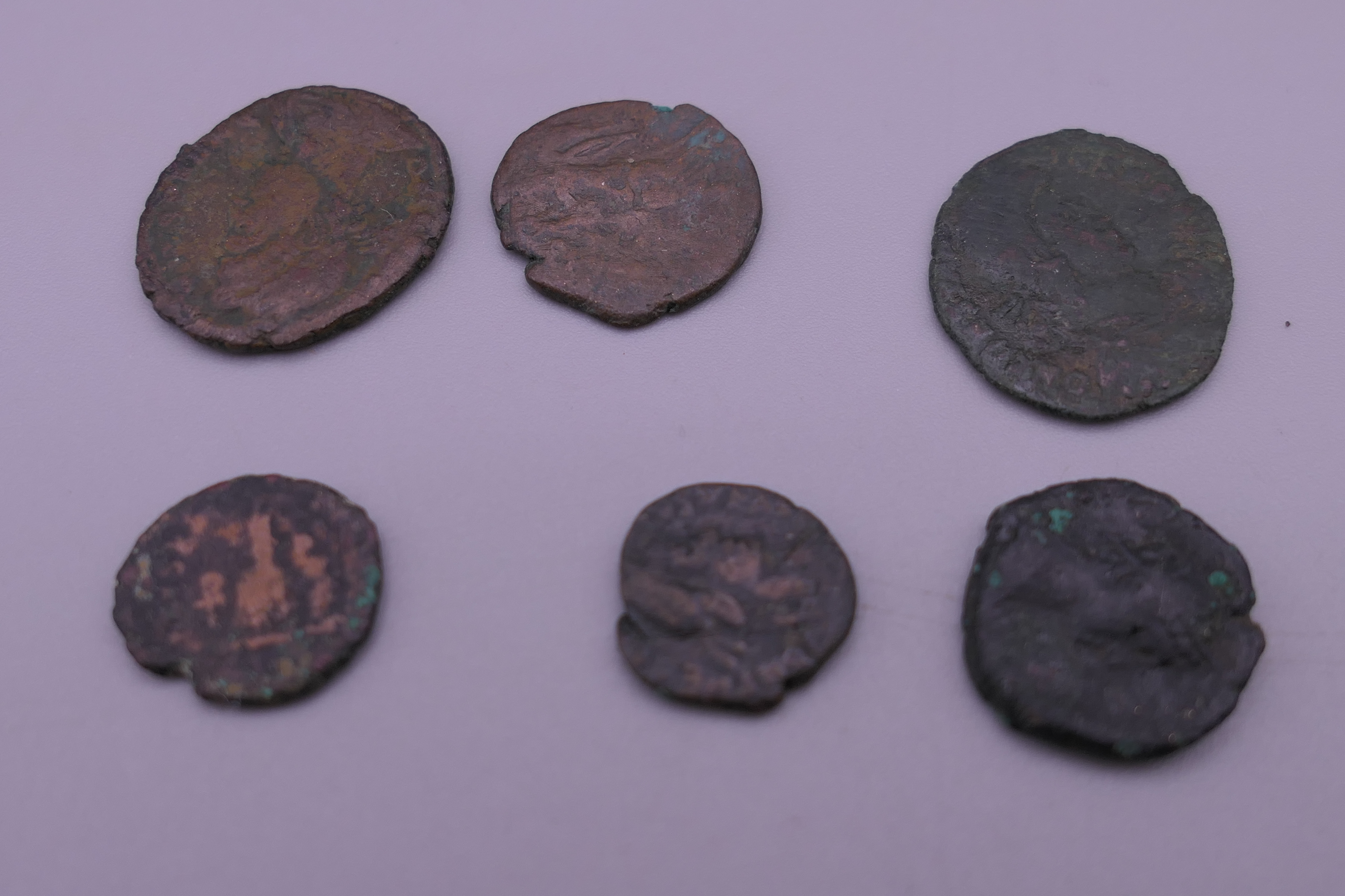 Four Iron Age arrowheads and a quantity of ancient coins. - Image 4 of 5