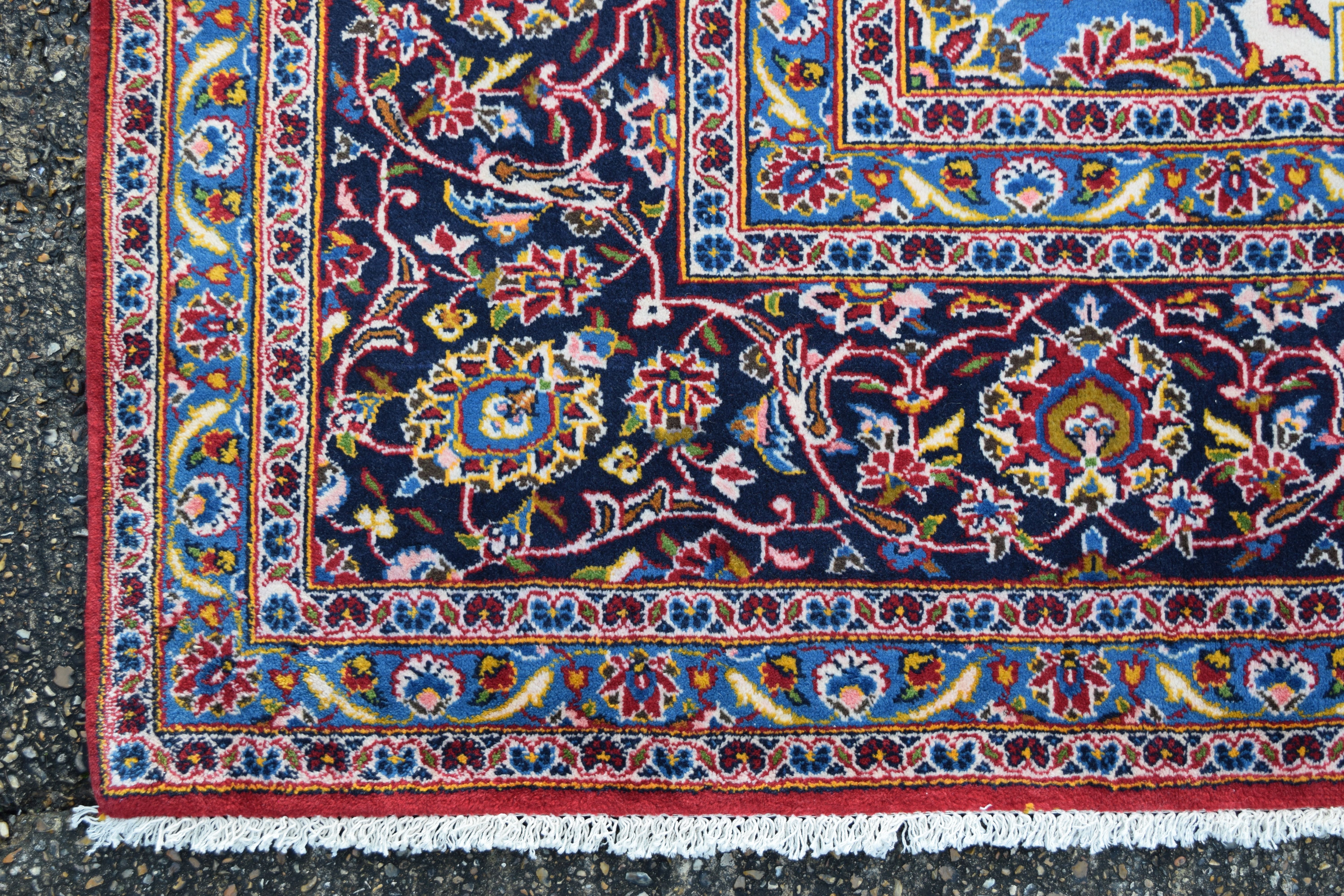 A Kashan carpet. 403 x 310 cm. - Image 2 of 3