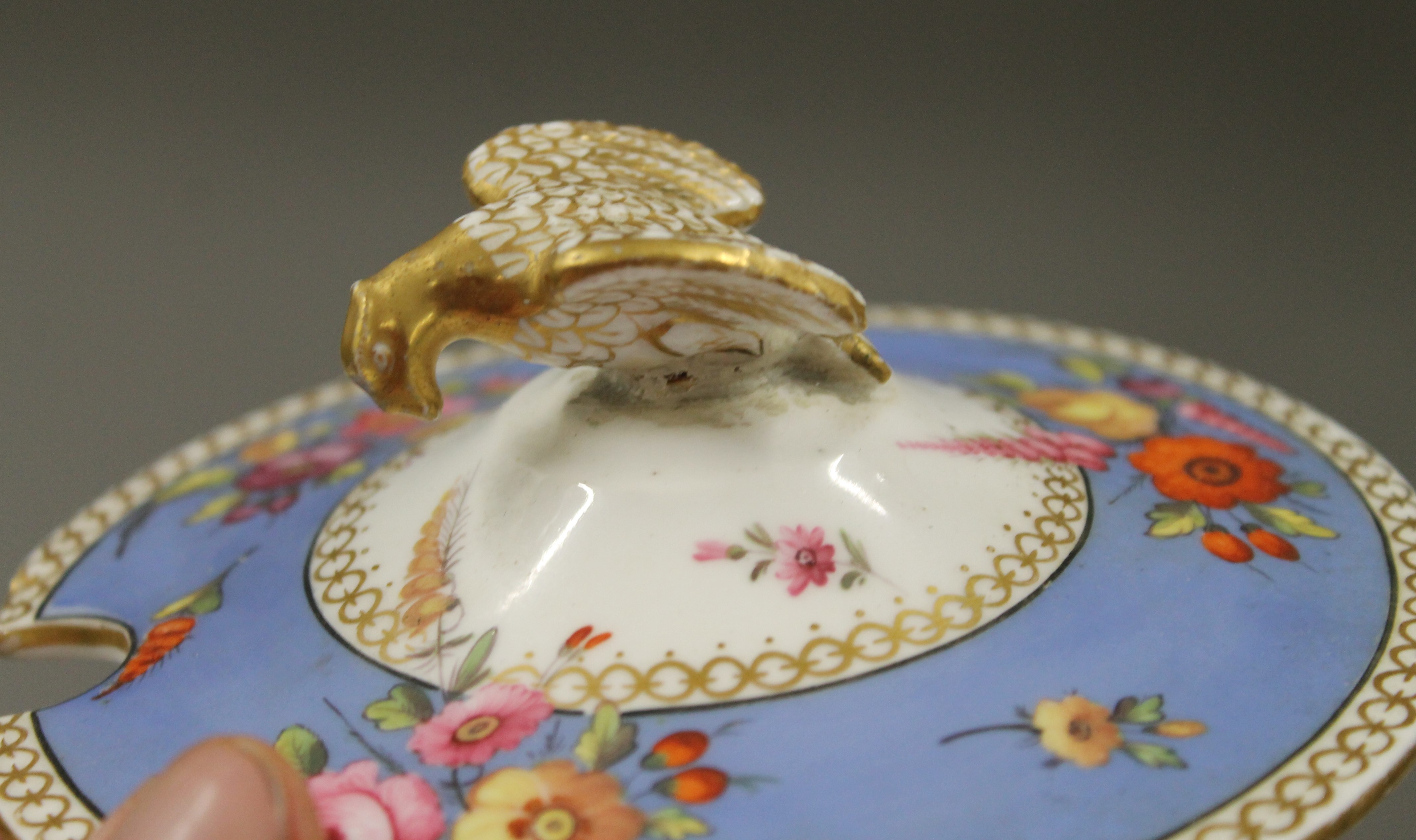 A 19th century porcelain lidded tureen on stand. 14 cm high, stand 23 cm diameter. - Image 8 of 20