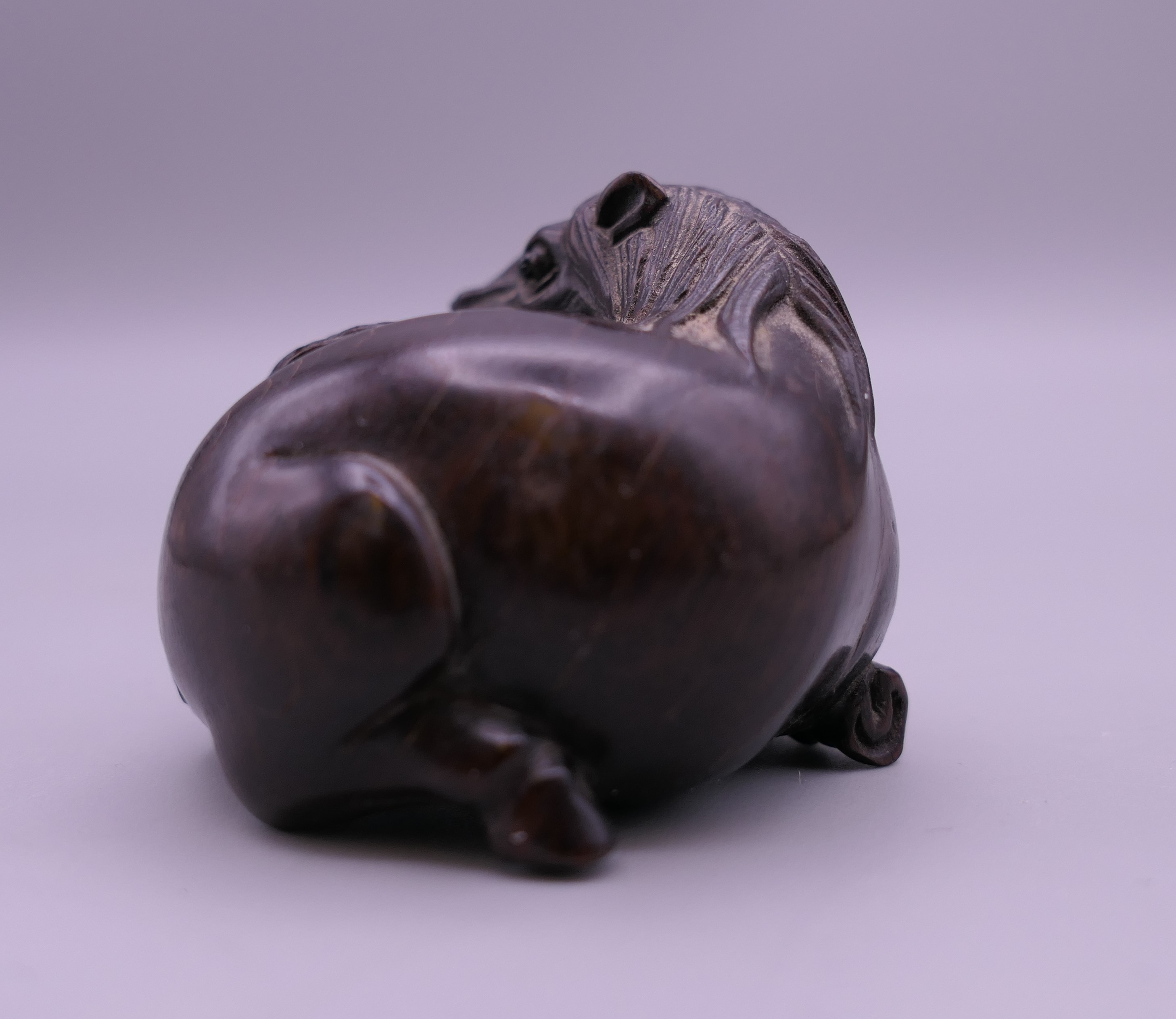 A carved wooden netsuke formed as a horse. 3.5 cm high. - Image 3 of 5