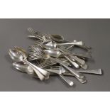 A quantity of silver flatware. 1382.6 grammes.