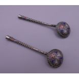 A pair of Russian enamel decorated silver salt spoons. 7.5 cm long. 21 grammes total weight.