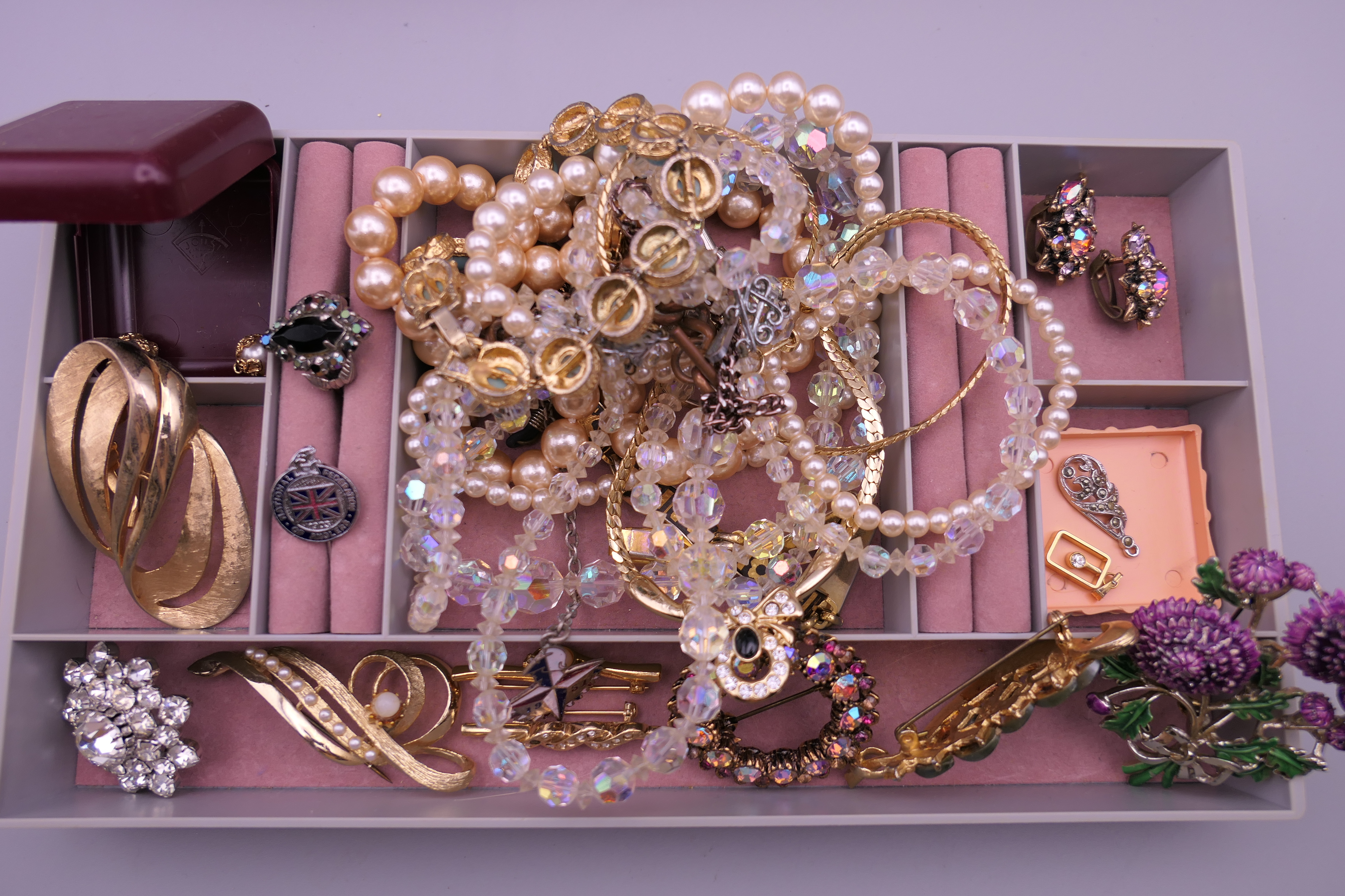 A box of miscellaneous costume jewellery. - Image 2 of 6