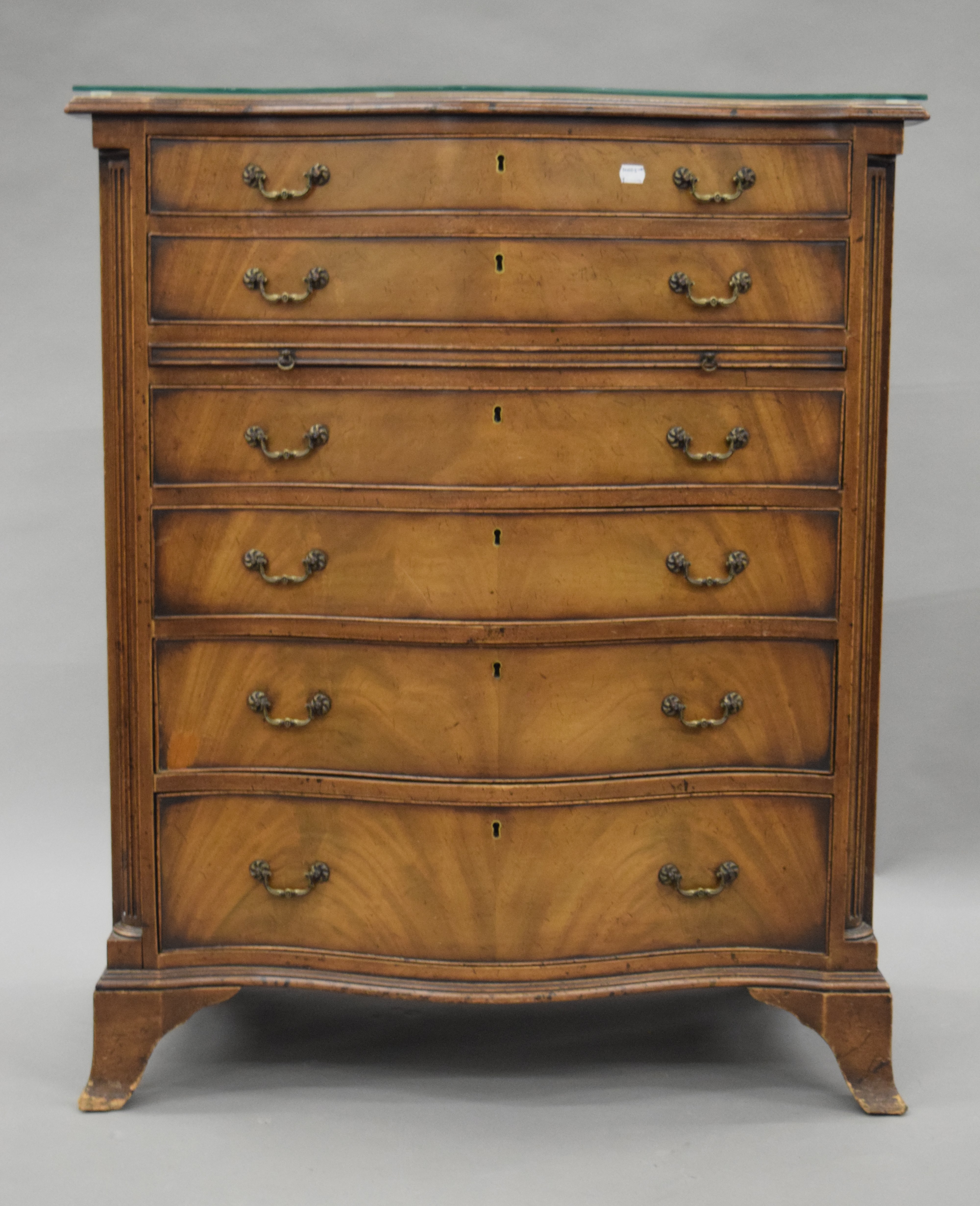 A George III style mahogany Serpentine chest of drawers. 83.5 cm wide, 100 cm high, 49 cm deep. - Image 2 of 6