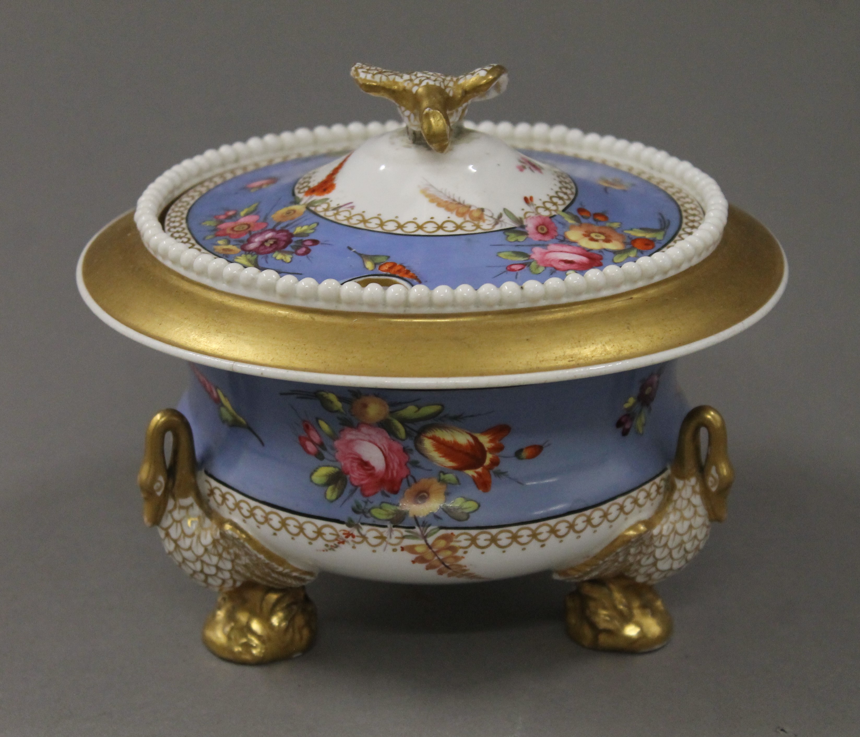 A 19th century porcelain lidded tureen on stand. 14 cm high, stand 23 cm diameter. - Image 5 of 20