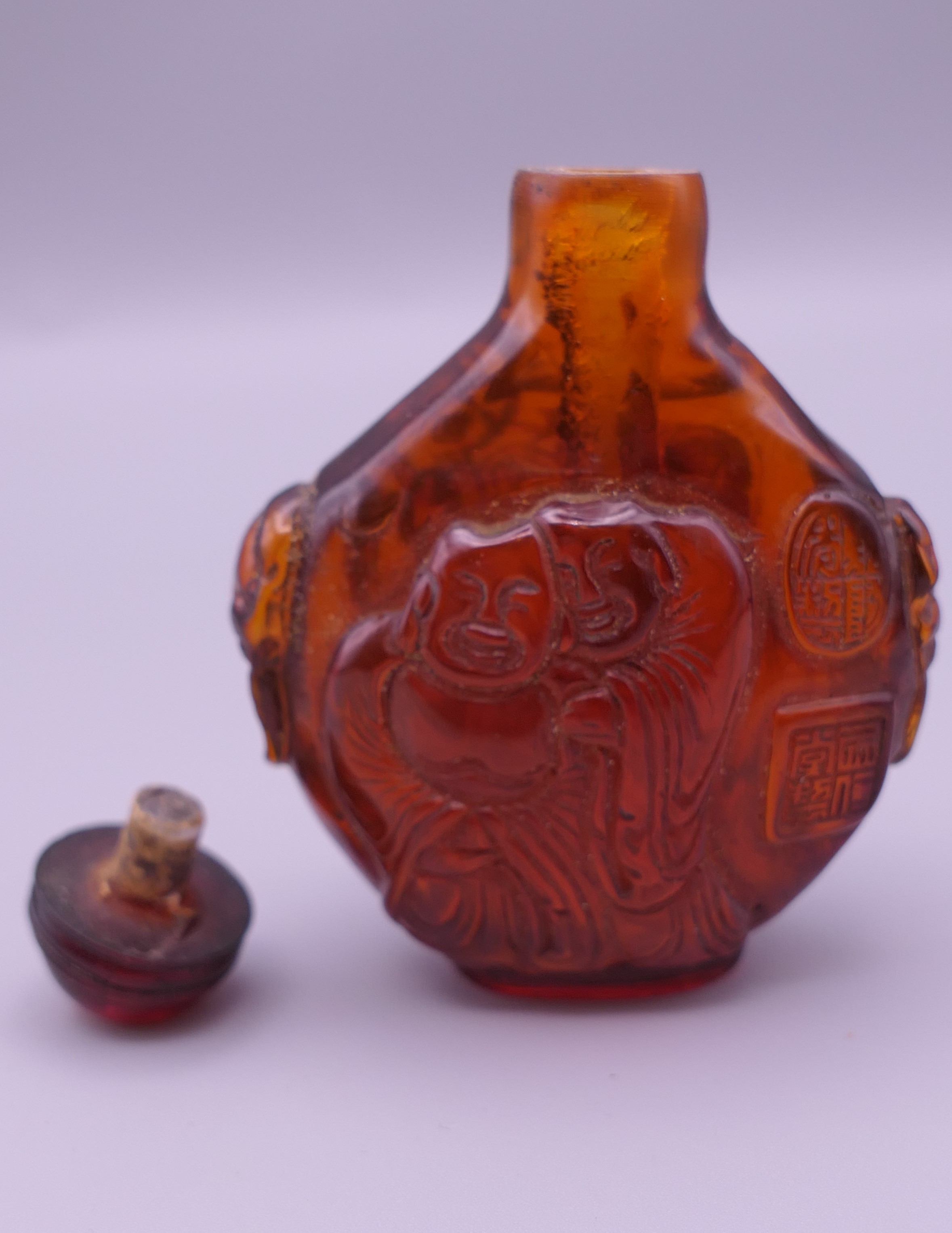 A Chinese snuff bottle. 7 cm high. - Image 4 of 5