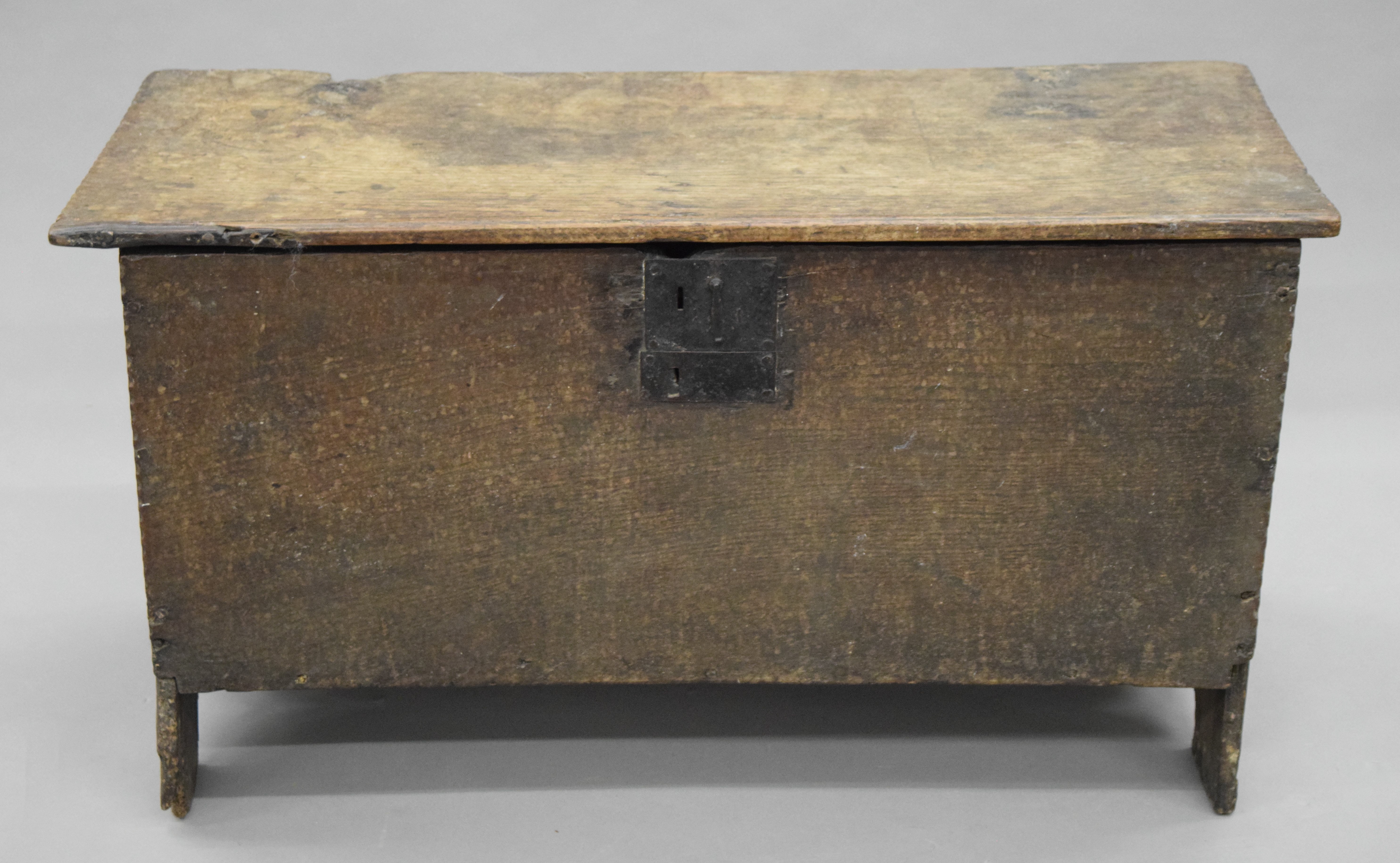 A small early 17th century oak six plank coffer. 90 cm long.