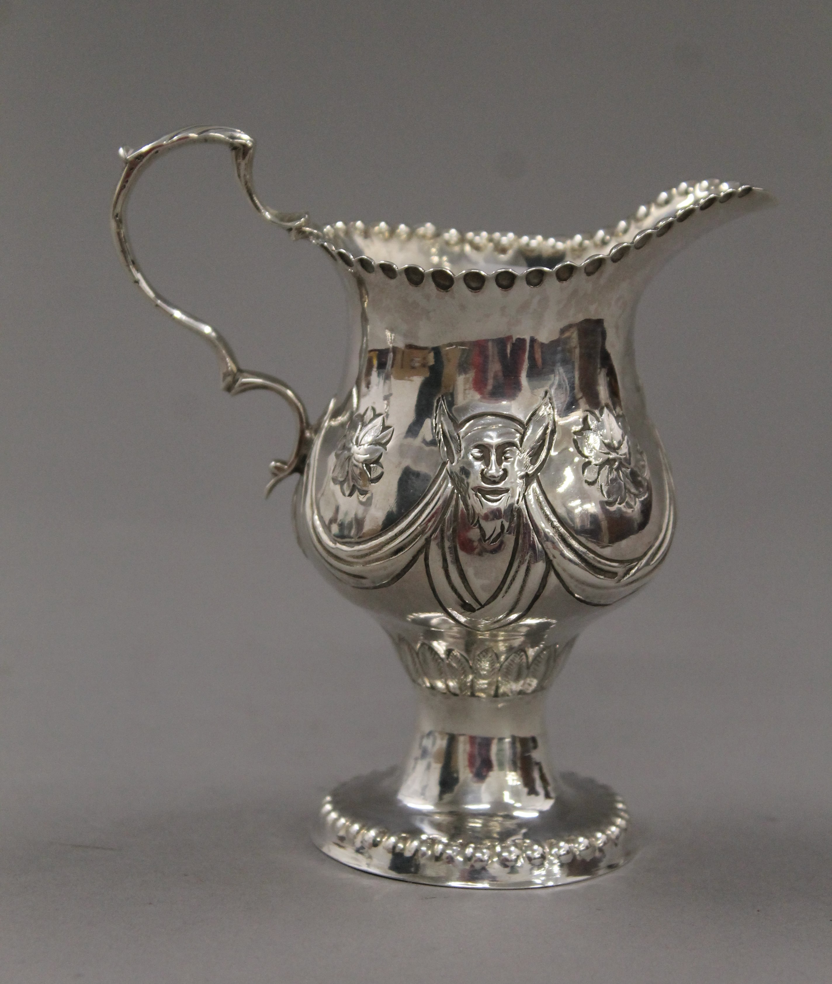 An embossed Georgian silver cream jug. 10.5 cm high. 91.5 grammes. - Image 3 of 5