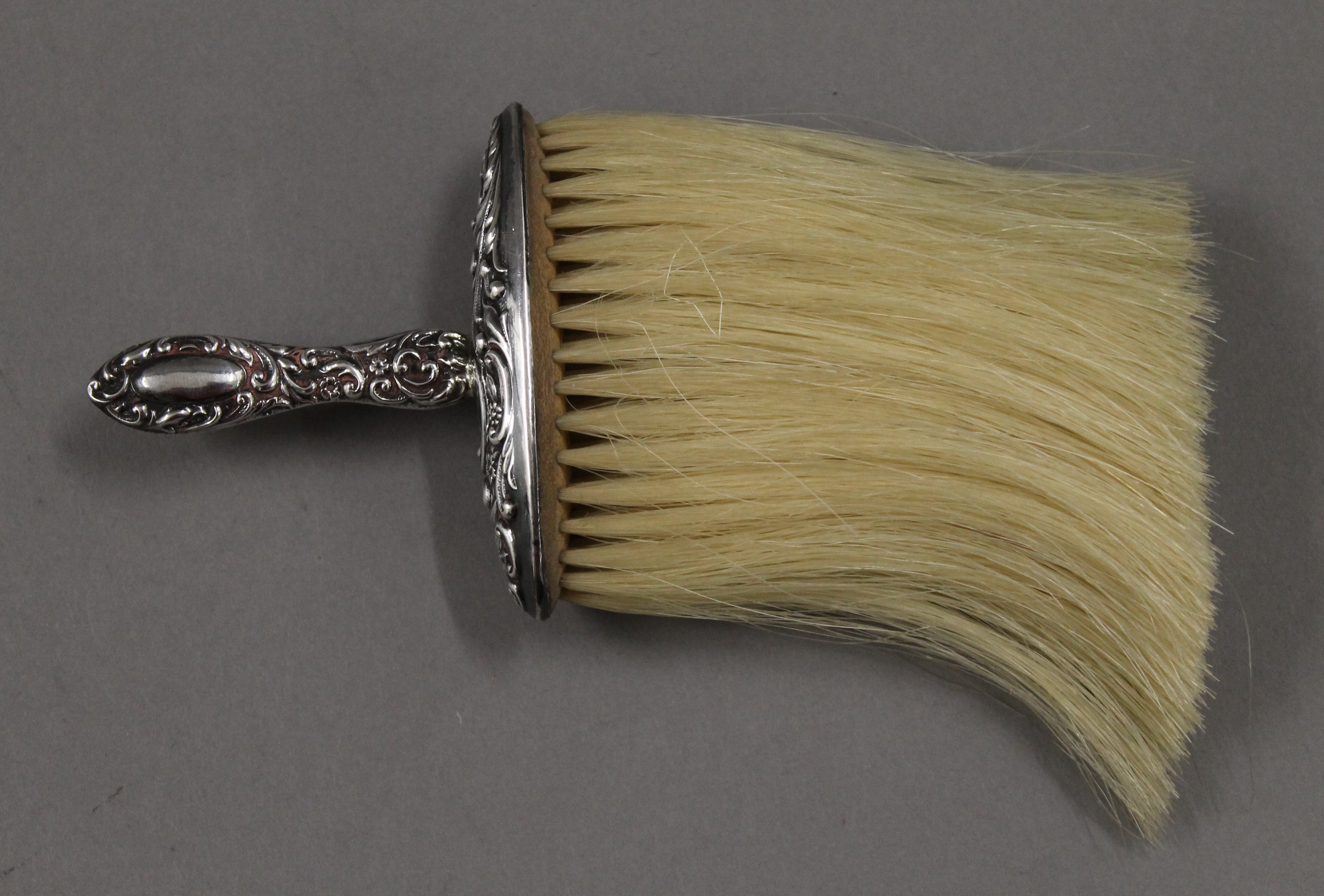 A small silver cream jug (53 grammes) and a silver handled crumb brush. The former 6.5 cm high. - Image 6 of 8