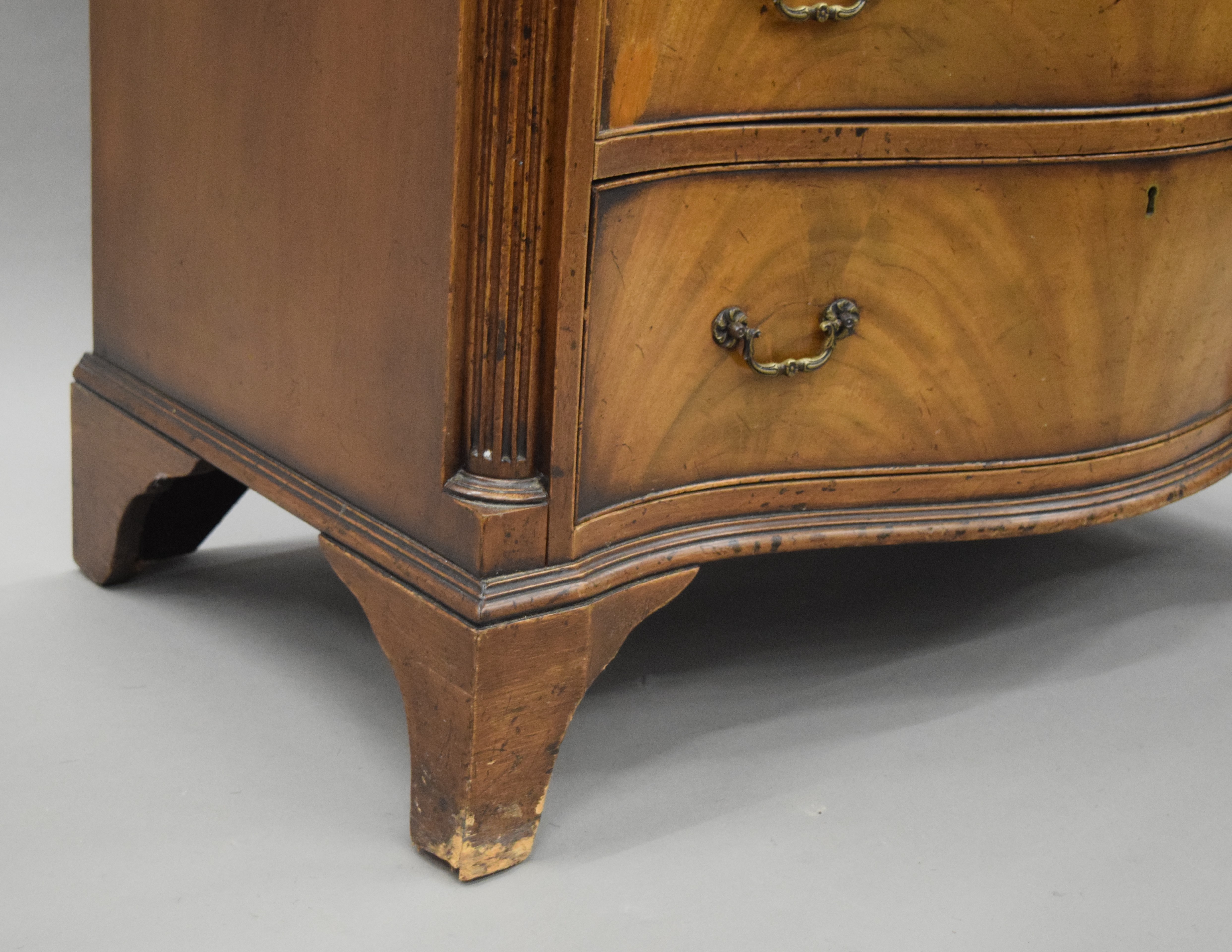 A George III style mahogany Serpentine chest of drawers. 83.5 cm wide, 100 cm high, 49 cm deep. - Image 6 of 6