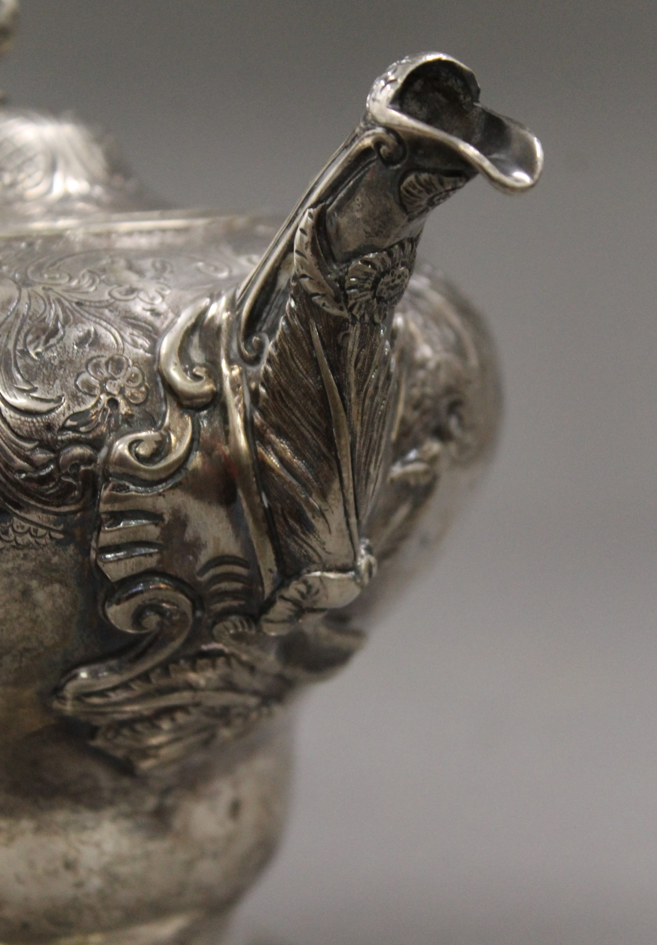A Georgian silver tea pot. 16 cm high. - Image 4 of 5