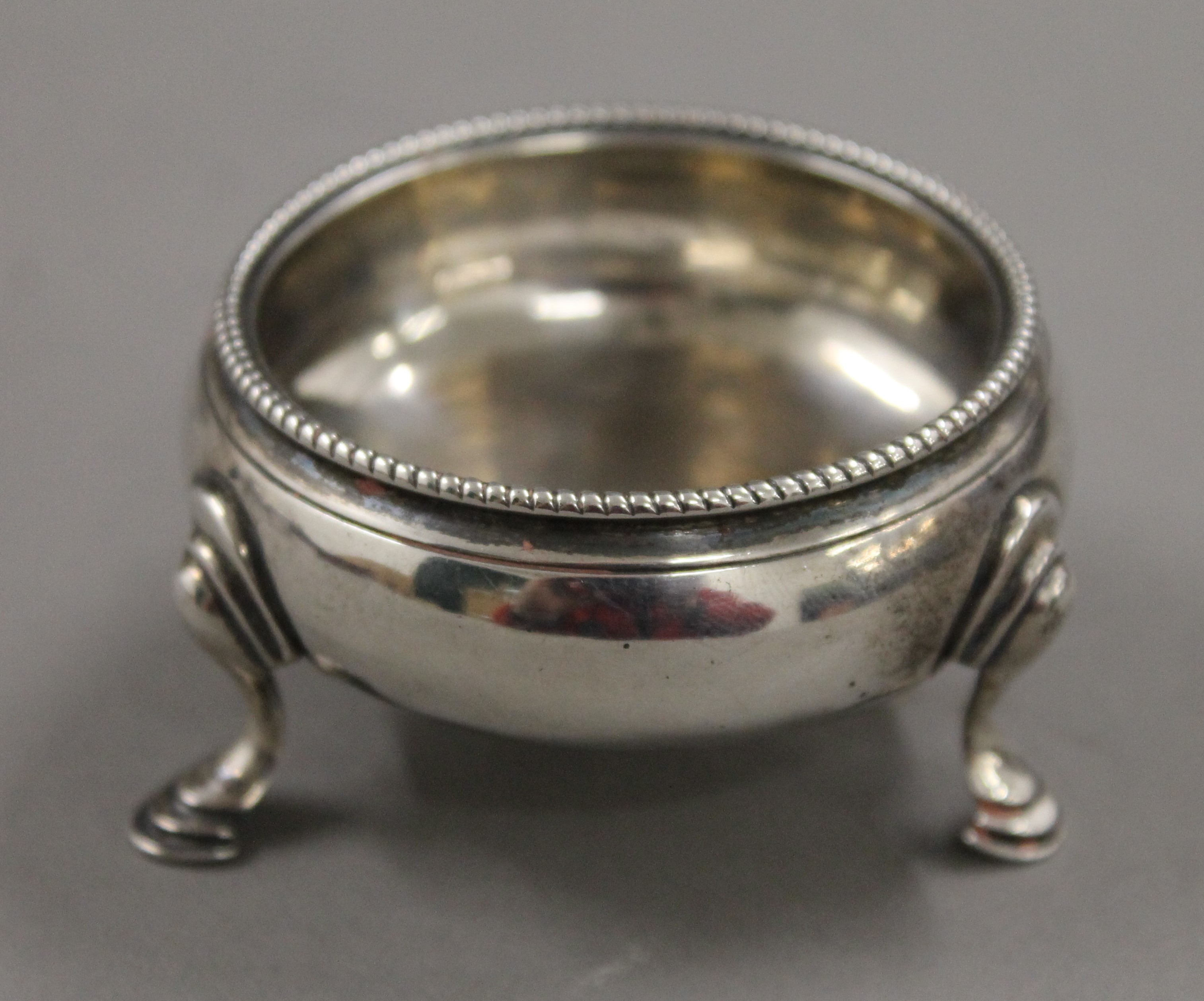 A pair of Georgian silver salts. 6 cm diameter. 87.6 grammes. - Image 3 of 5