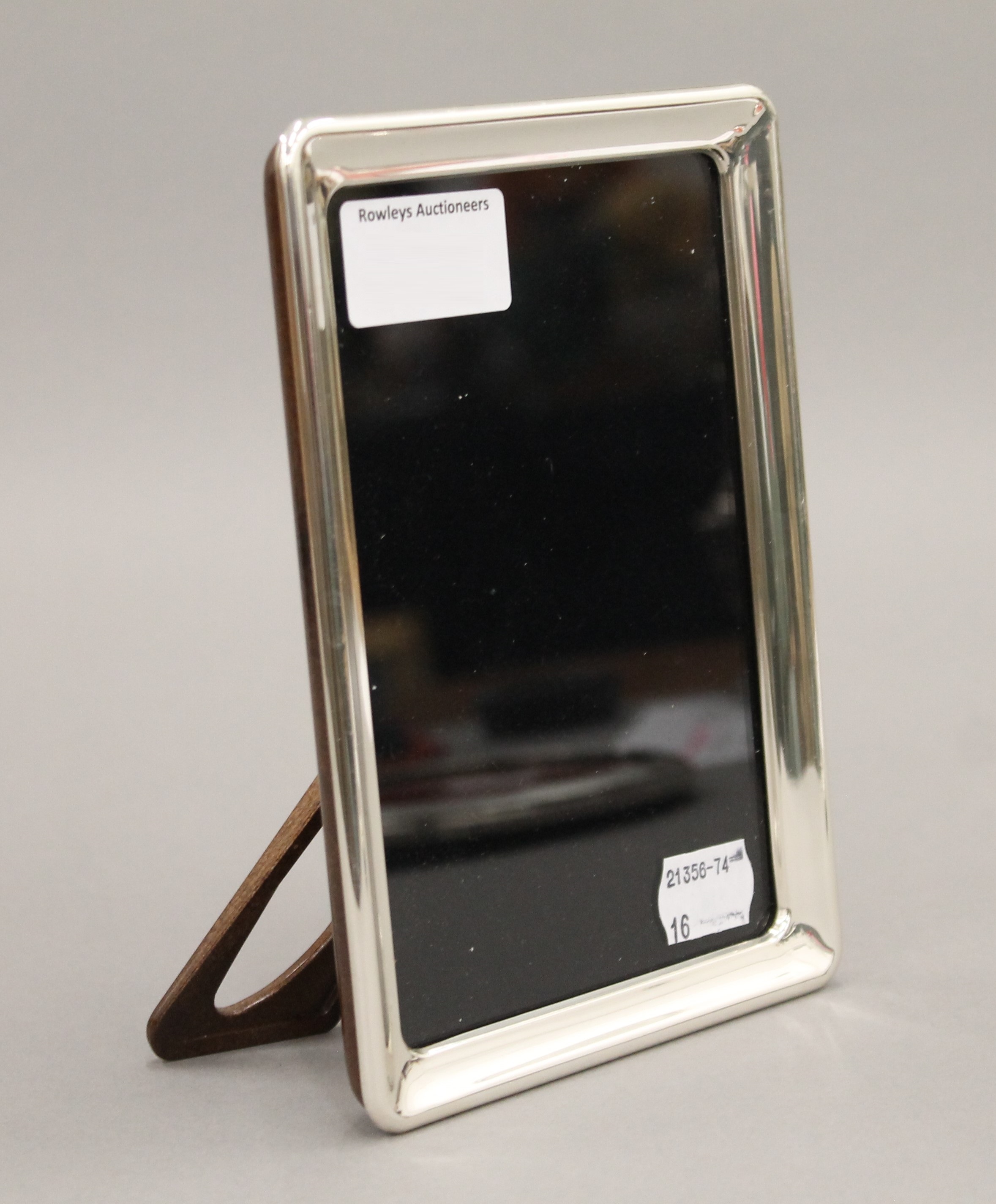 Two silver photograph frames, one oval and one rectangular. The latter 17 cm high. - Image 6 of 9