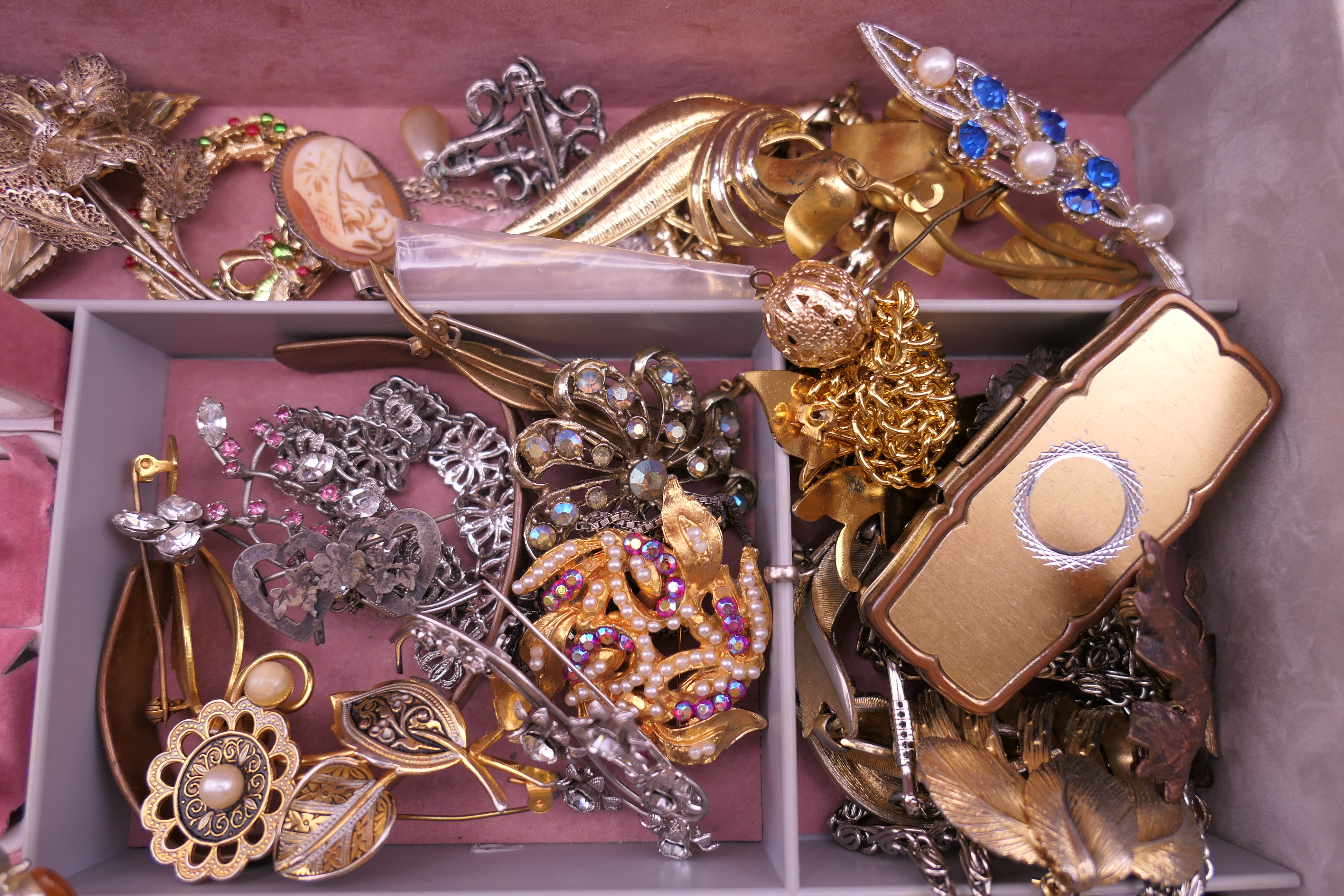 A box of miscellaneous costume jewellery. - Image 4 of 6