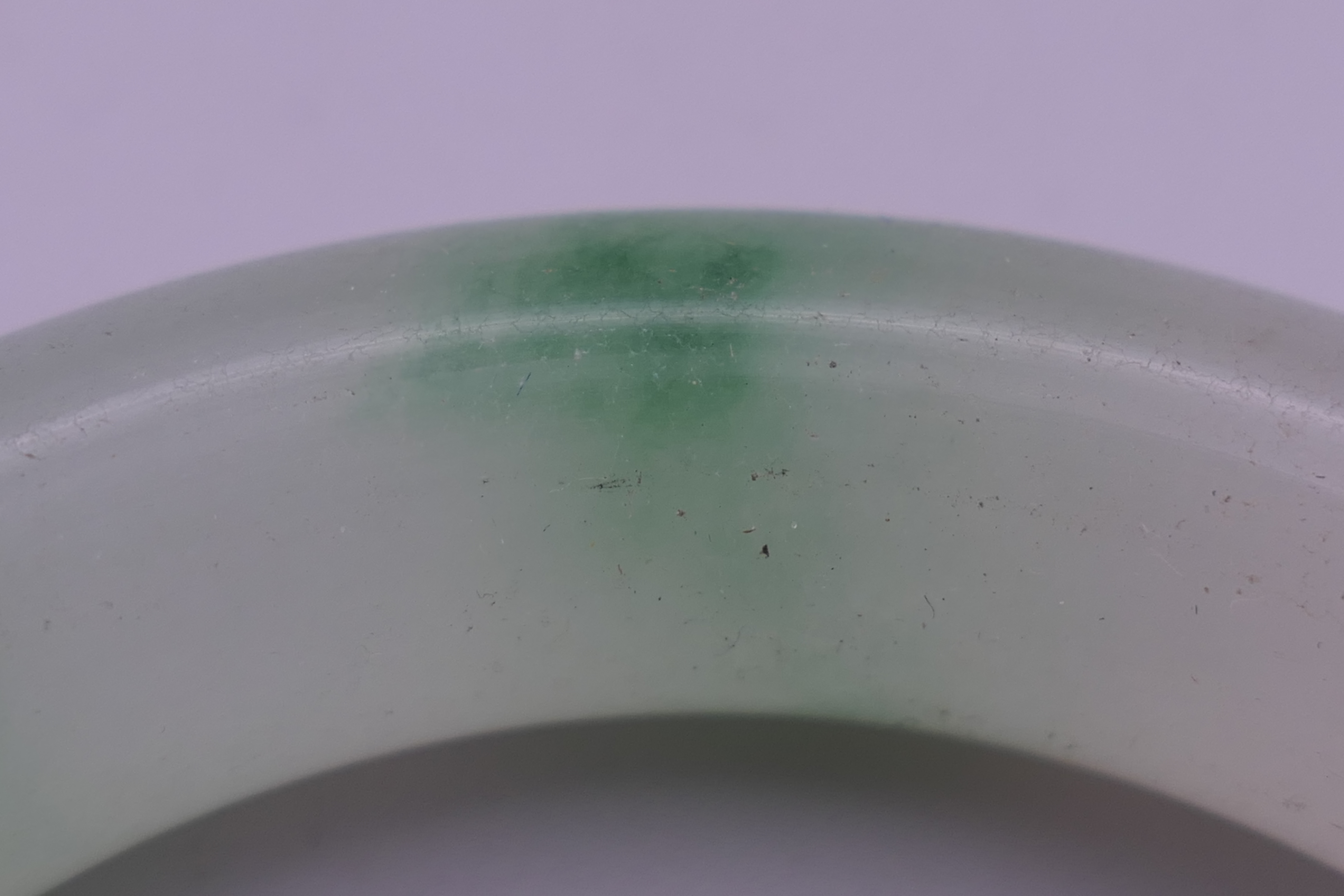 A jade bangle. 7.5 cm exterior diameter, 5.5 cm interior diameter. - Image 3 of 3