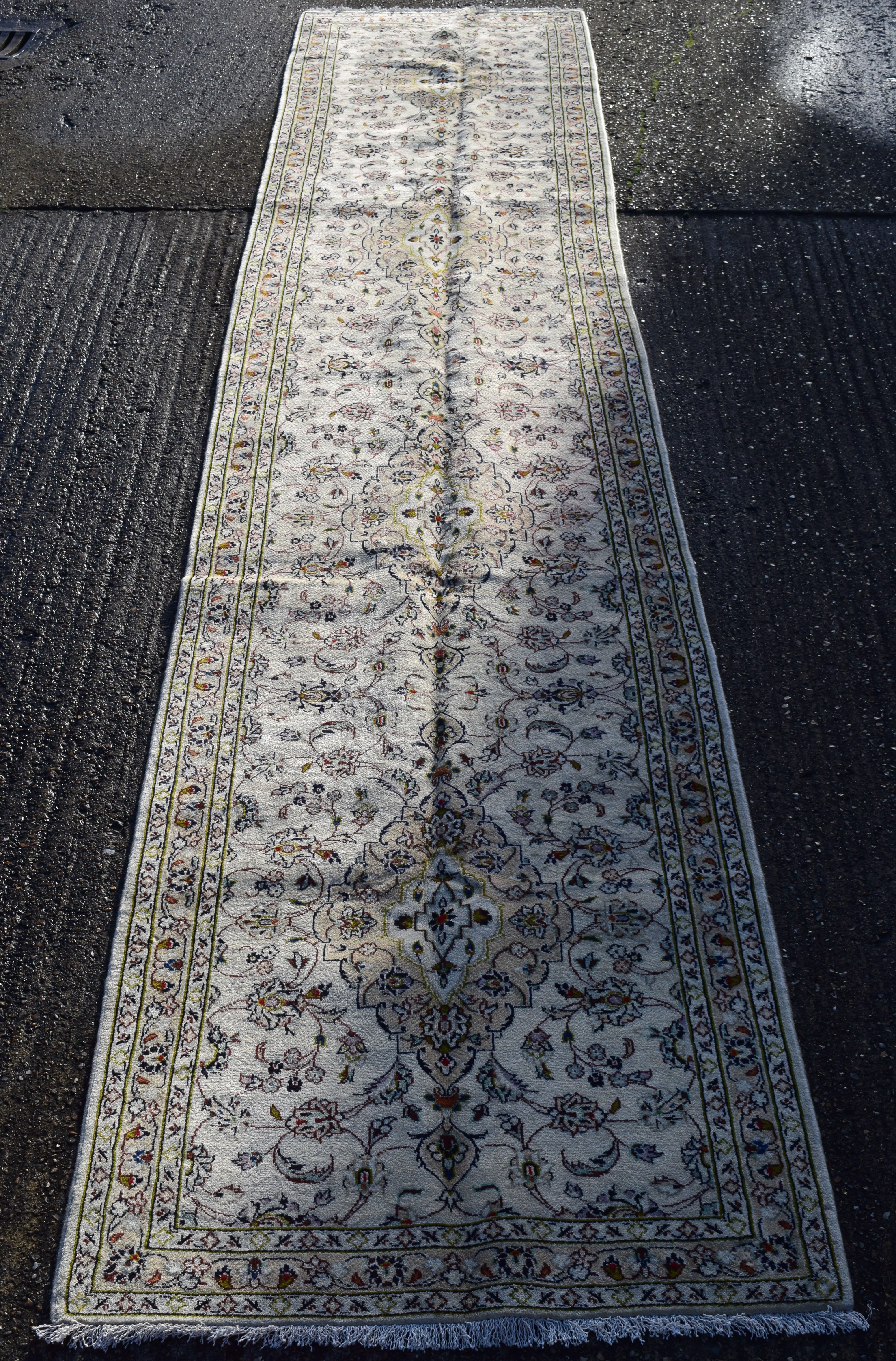 A Kashan rug . 490 x 100 cm.