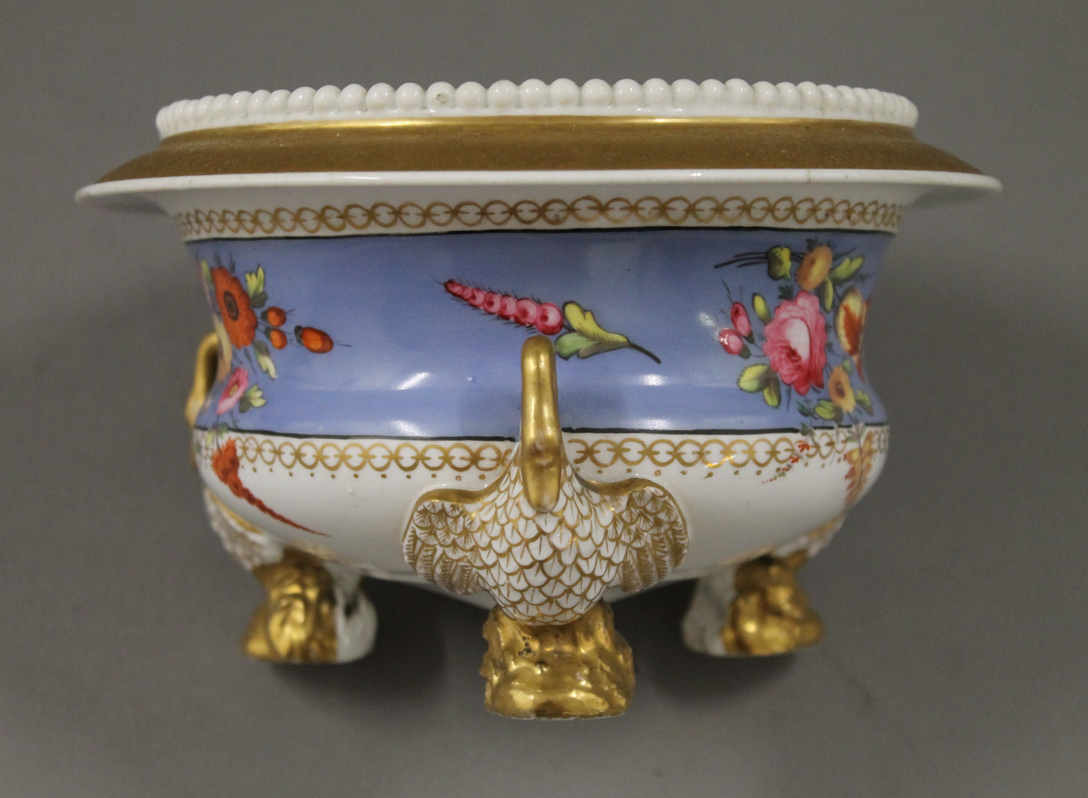 A 19th century porcelain lidded tureen on stand. 14 cm high, stand 23 cm diameter. - Image 7 of 20