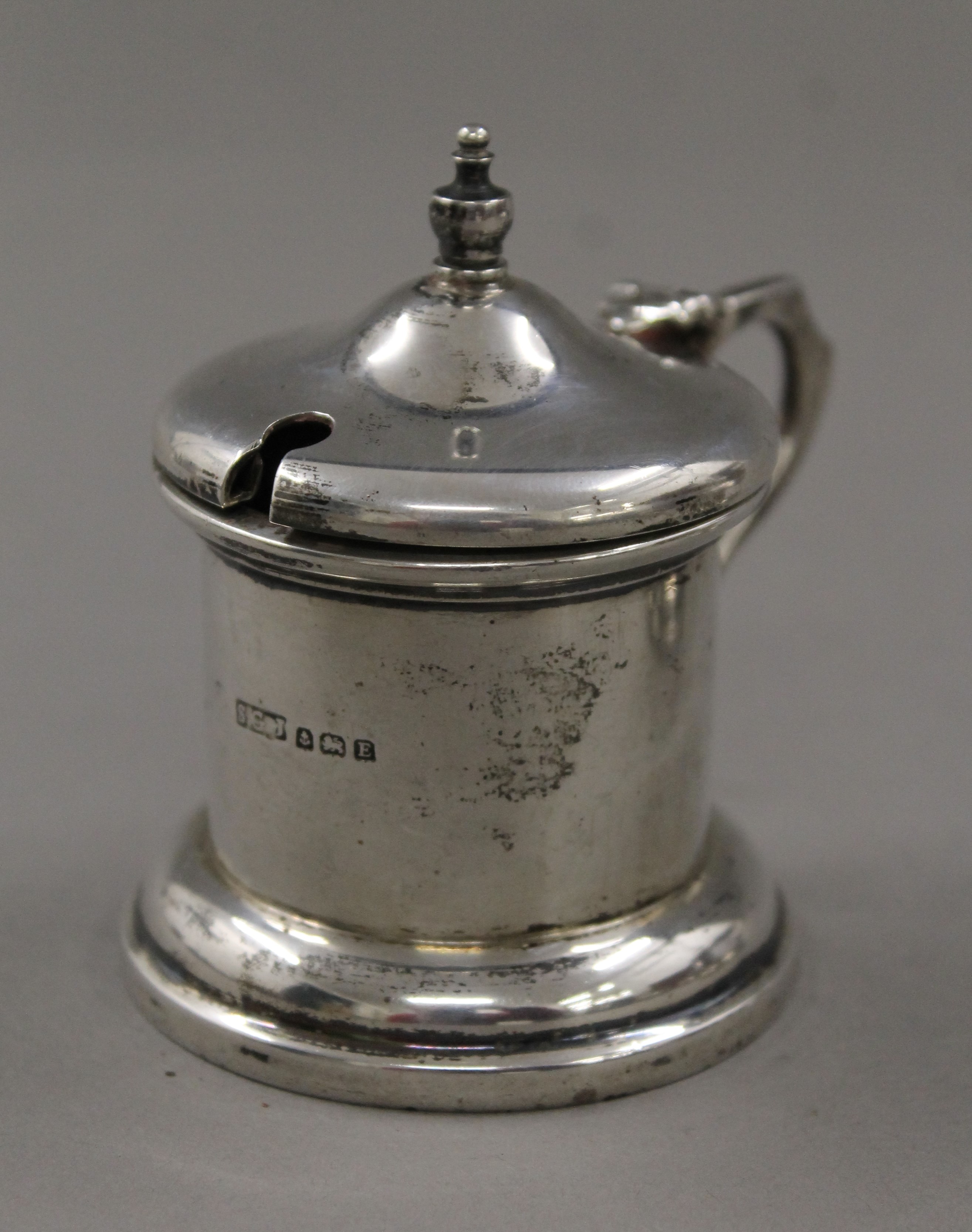 A pair of silver mustard pots. 7.5 cm high. 225.6 grammes. - Image 2 of 4