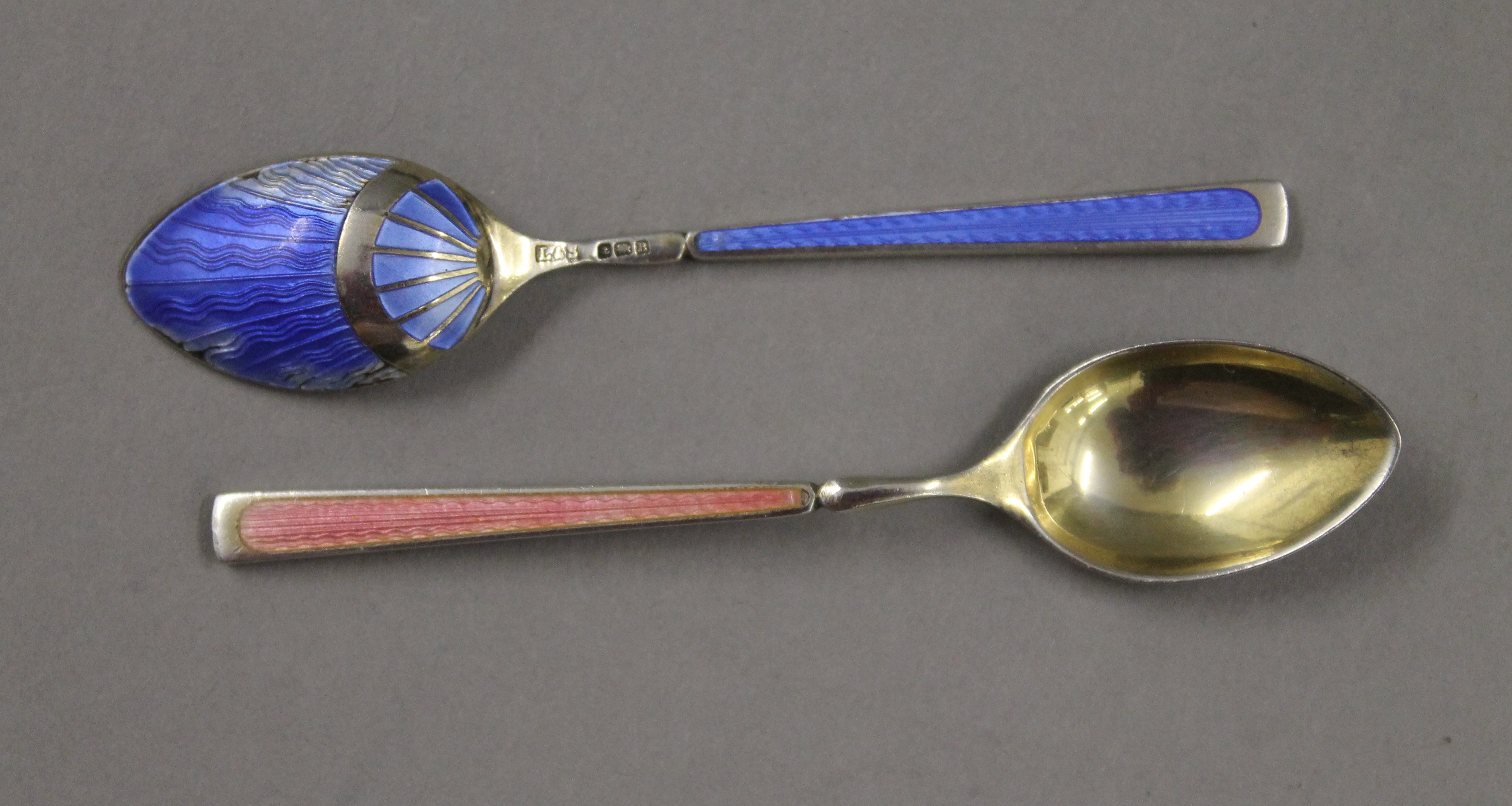 A cased set of silver and enamel tea spoons. - Image 4 of 5