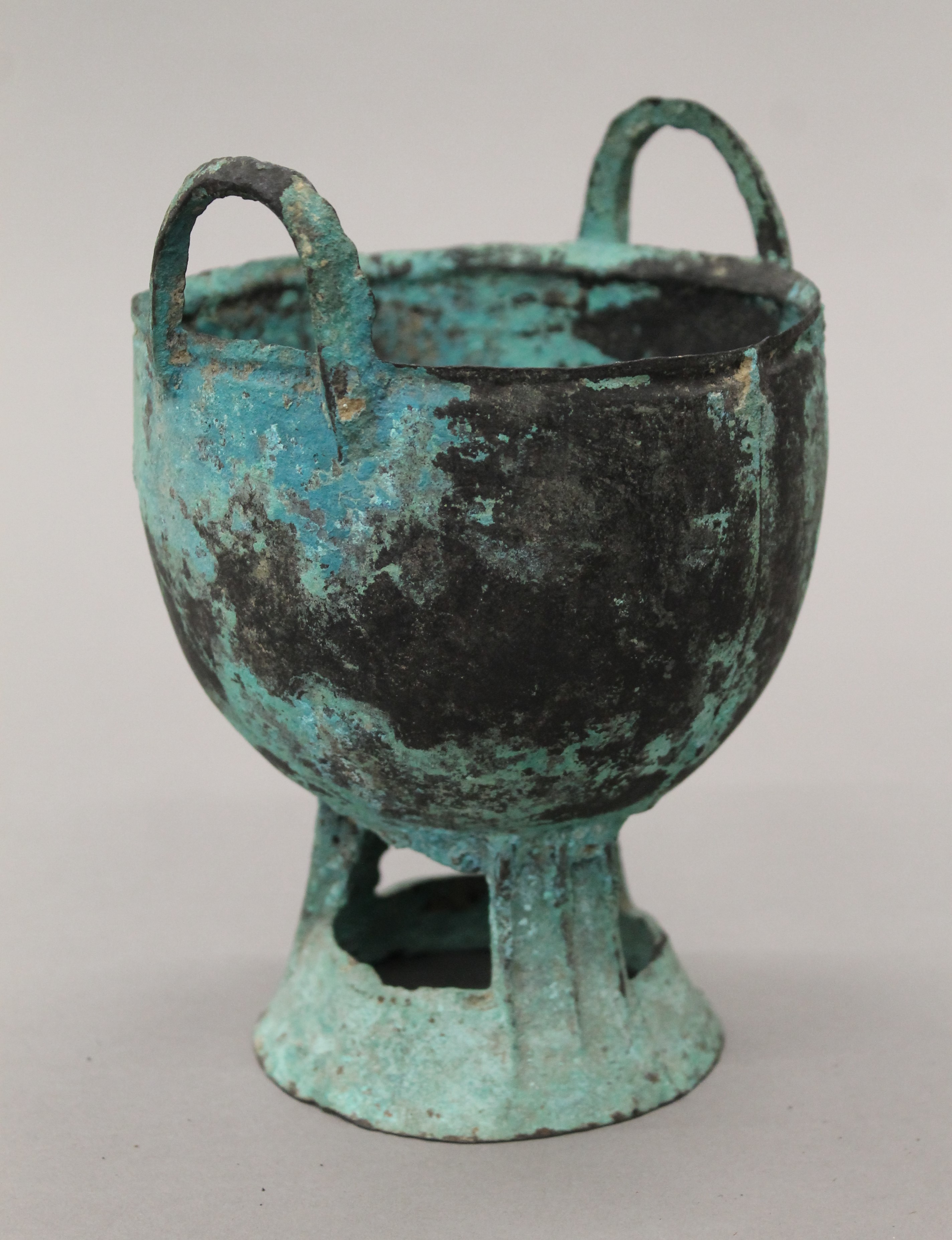 An archaistic type Chinese bronze vase. 18 cm high. - Image 2 of 5