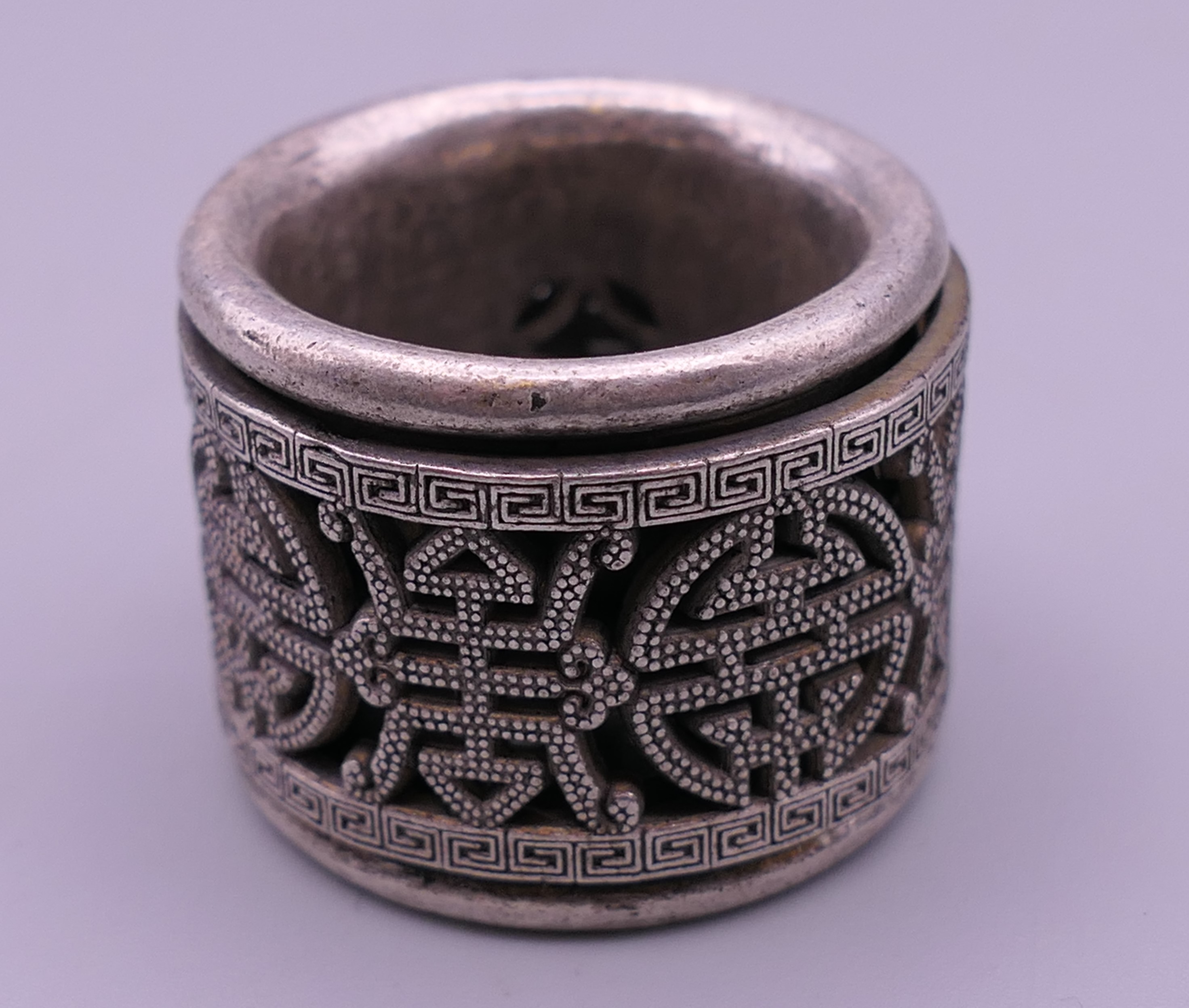 A Chinese archers ring. 2.25 cm high. - Image 2 of 3