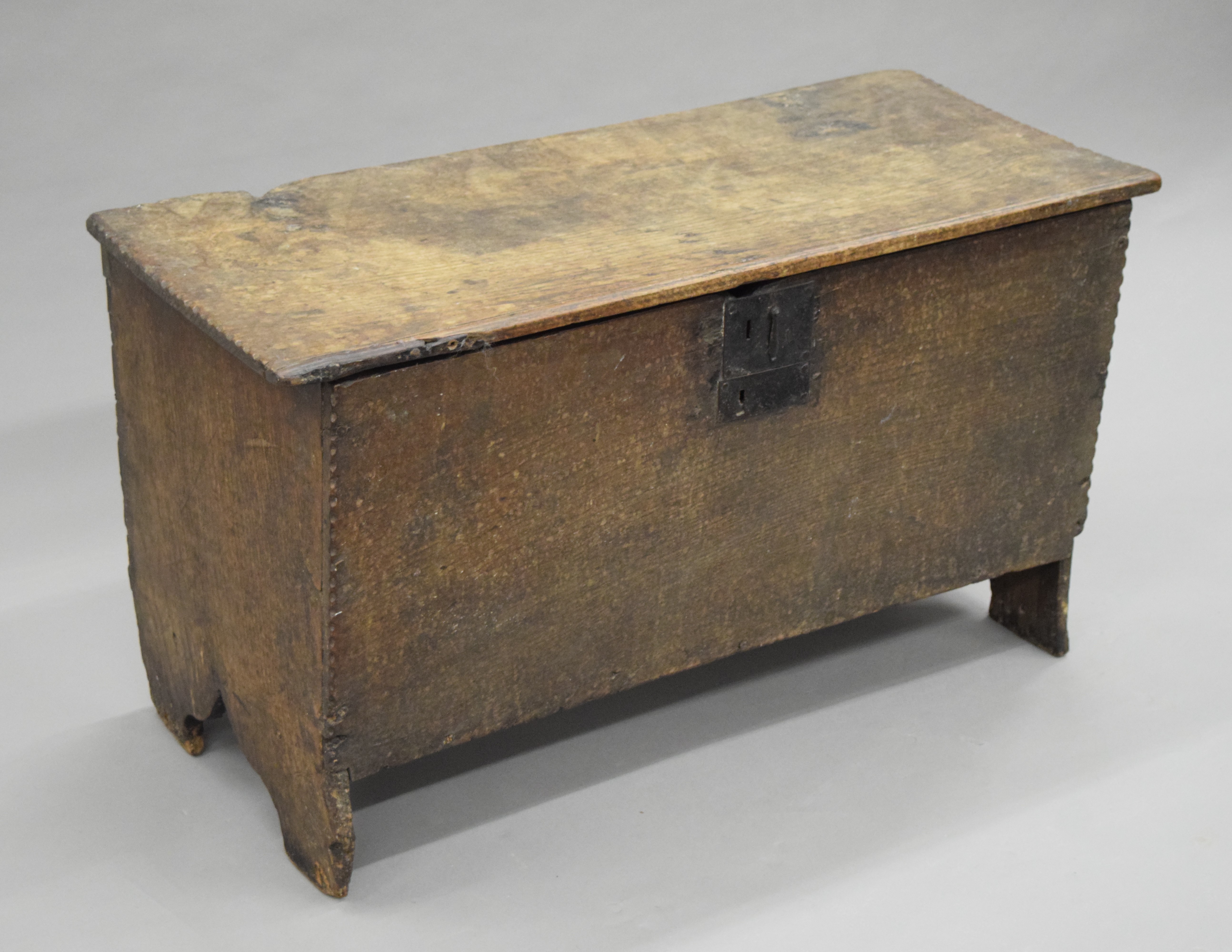 A small early 17th century oak six plank coffer. 90 cm long. - Image 3 of 7