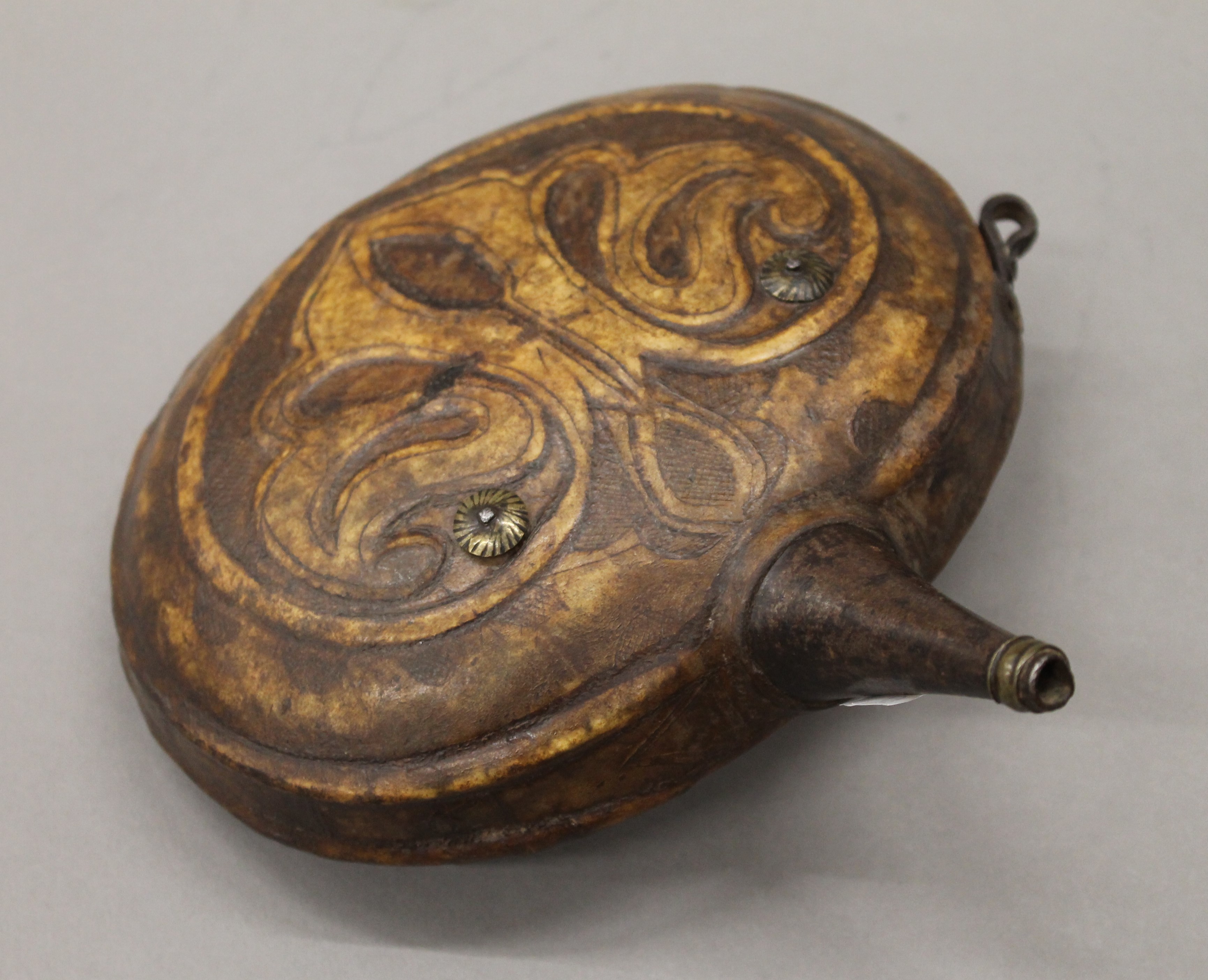 A 19th century Persian hide covered shot flask. 16.5 cm wide. - Bild 2 aus 5