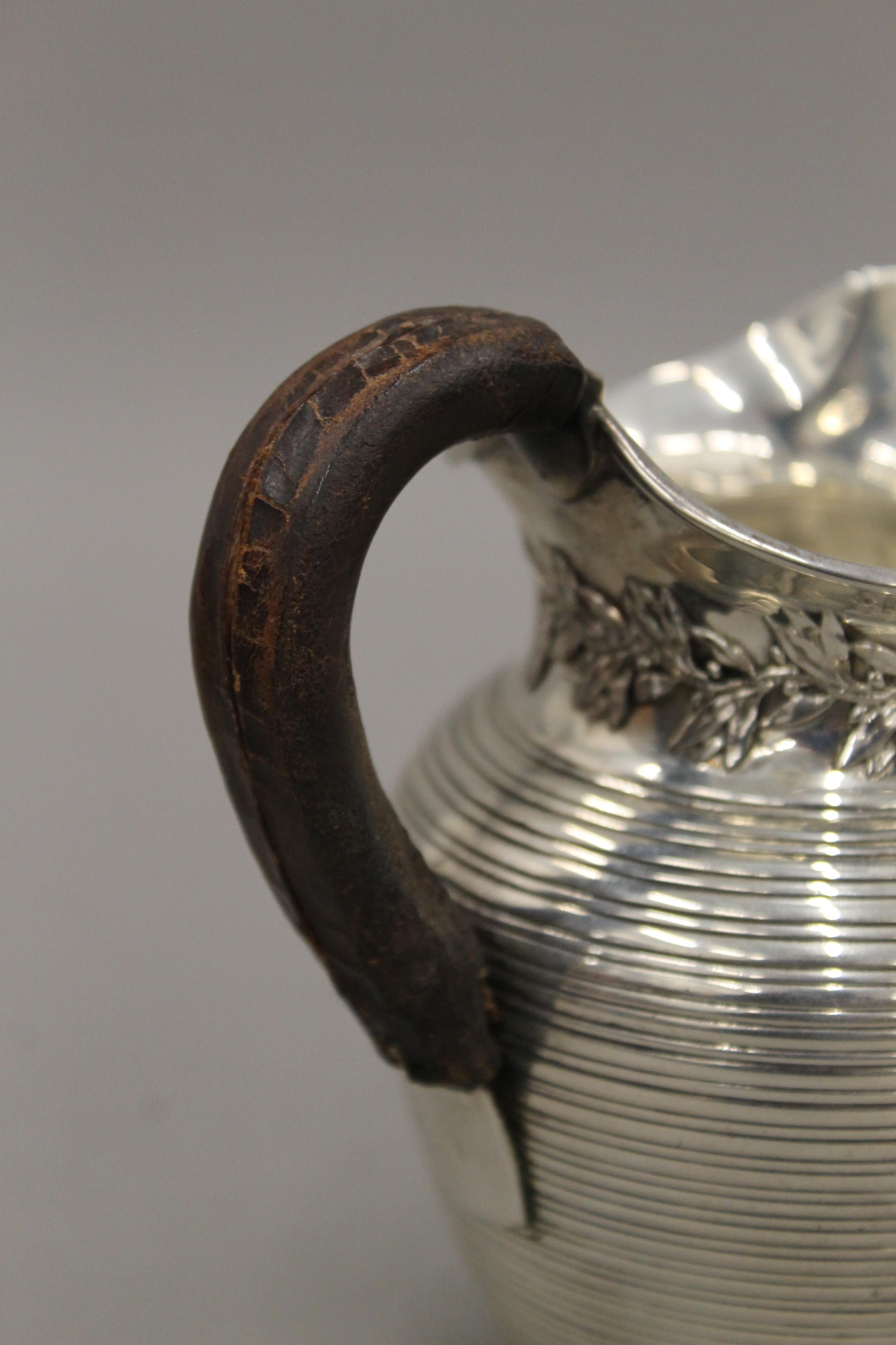 A ribbed silver jug. 14 cm high. 363.4 grammes total weight. - Image 4 of 5