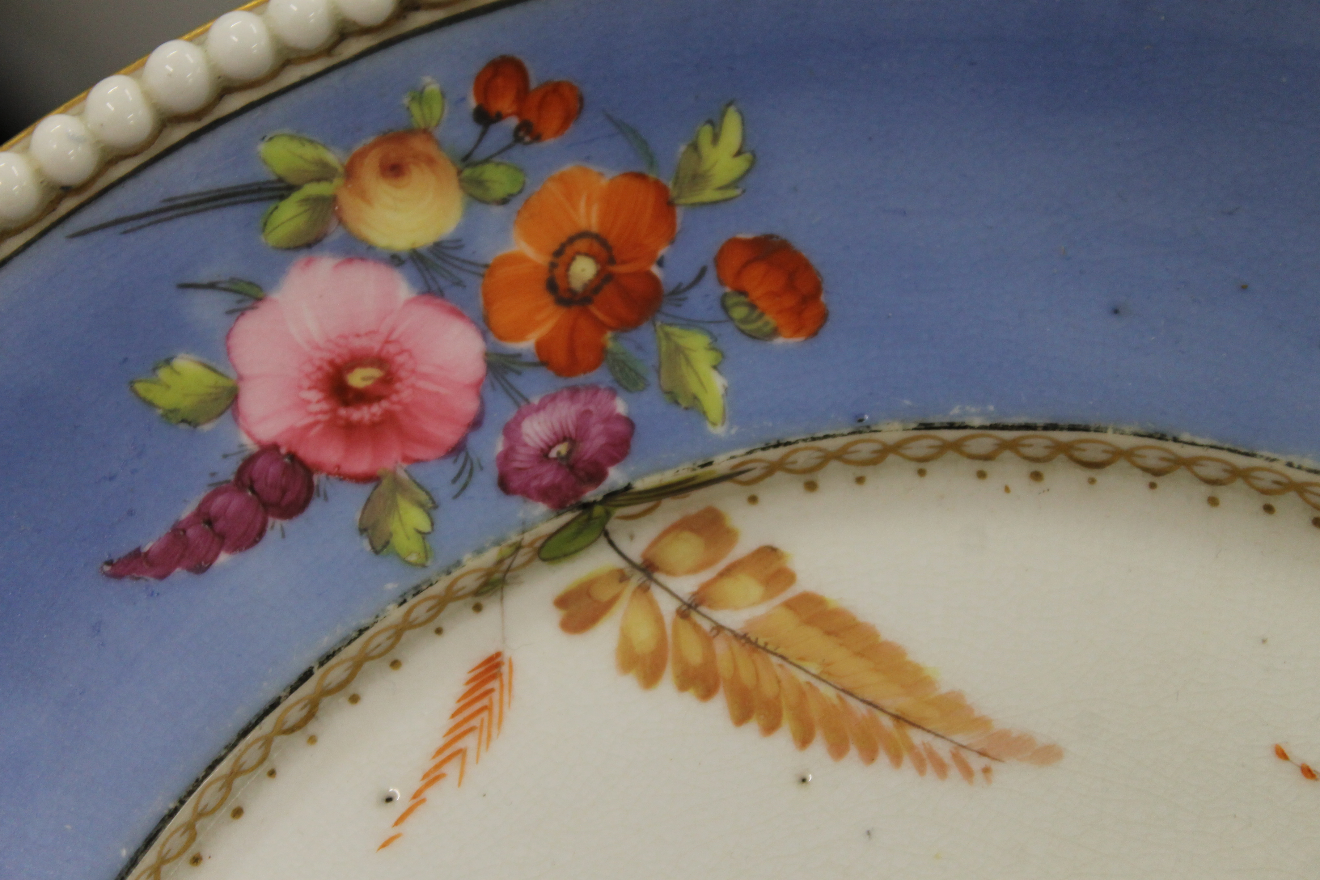 A 19th century porcelain lidded tureen on stand. 14 cm high, stand 23 cm diameter. - Image 15 of 20