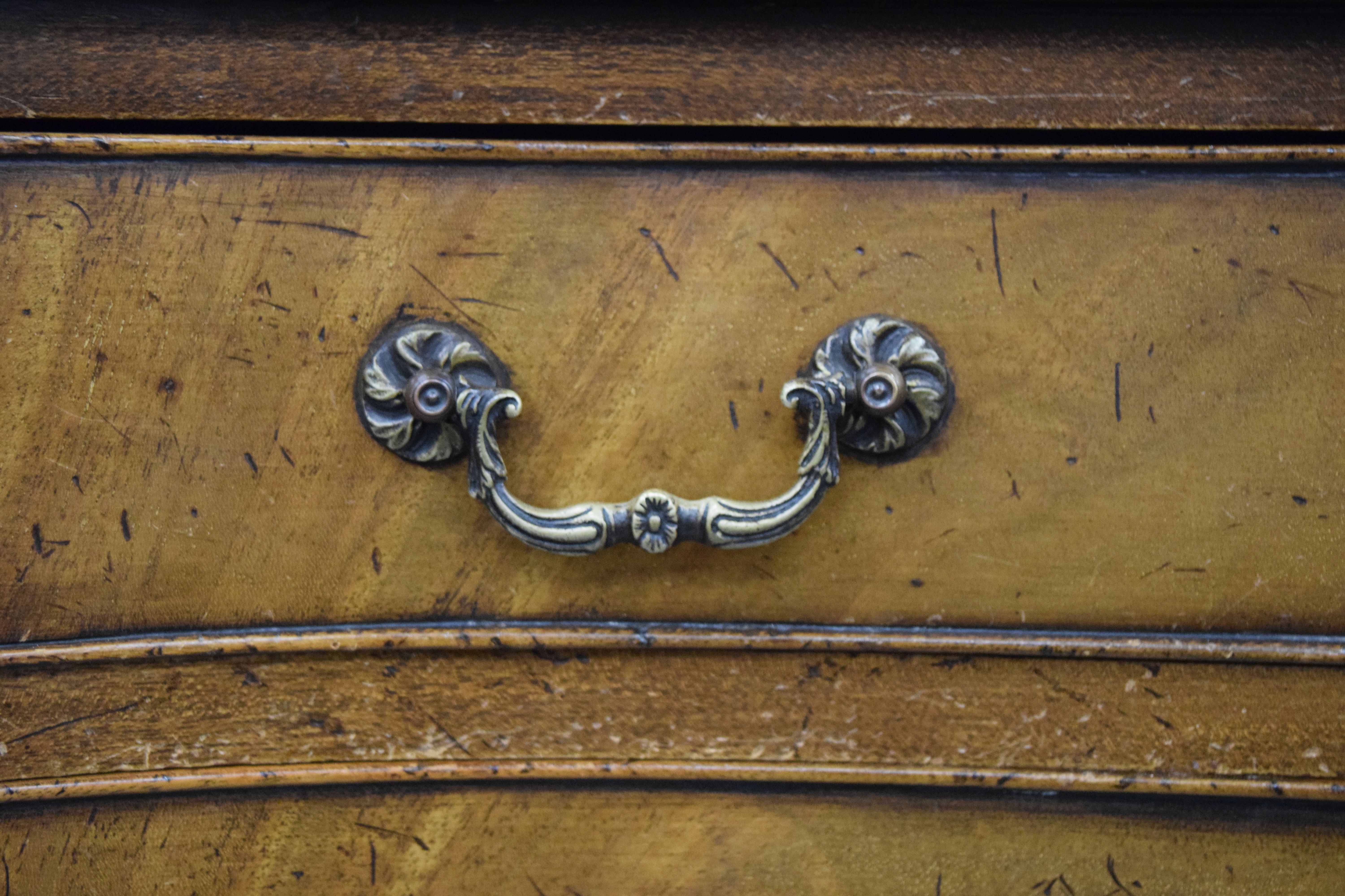 A George III style mahogany Serpentine chest of drawers. 83.5 cm wide, 100 cm high, 49 cm deep. - Image 4 of 6