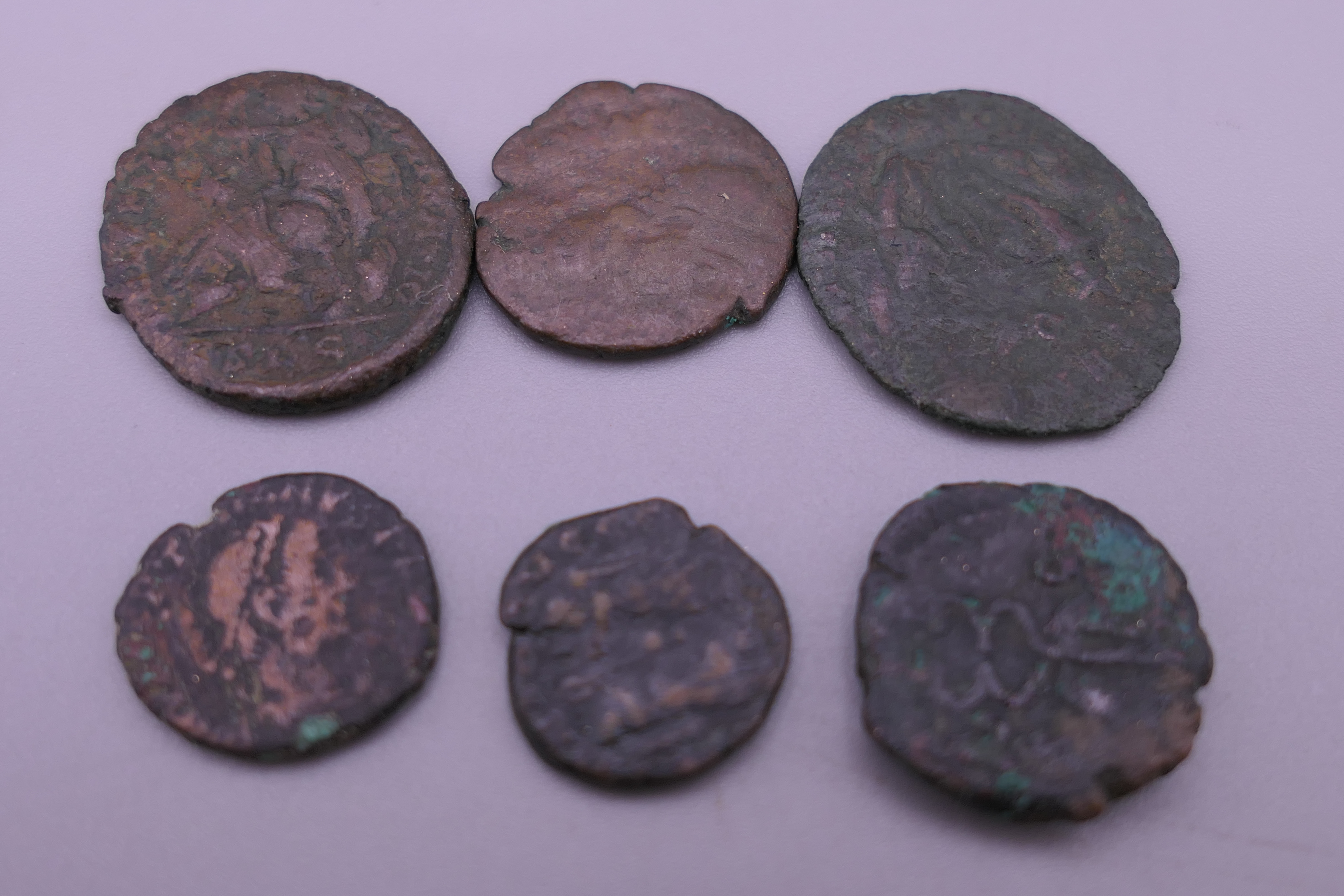 Four Iron Age arrowheads and a quantity of ancient coins. - Image 5 of 5