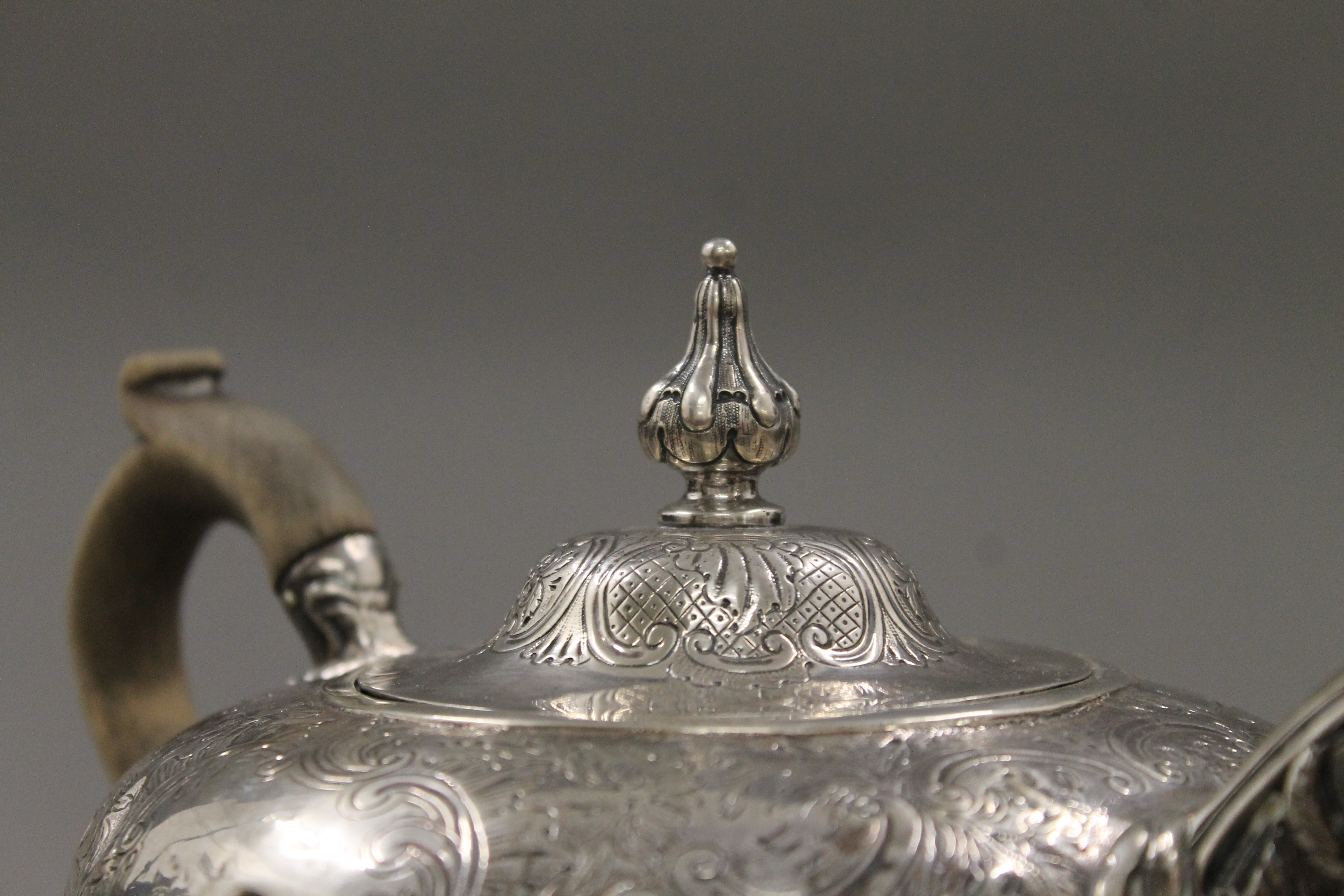 A Georgian silver tea pot. 16 cm high. - Image 3 of 5
