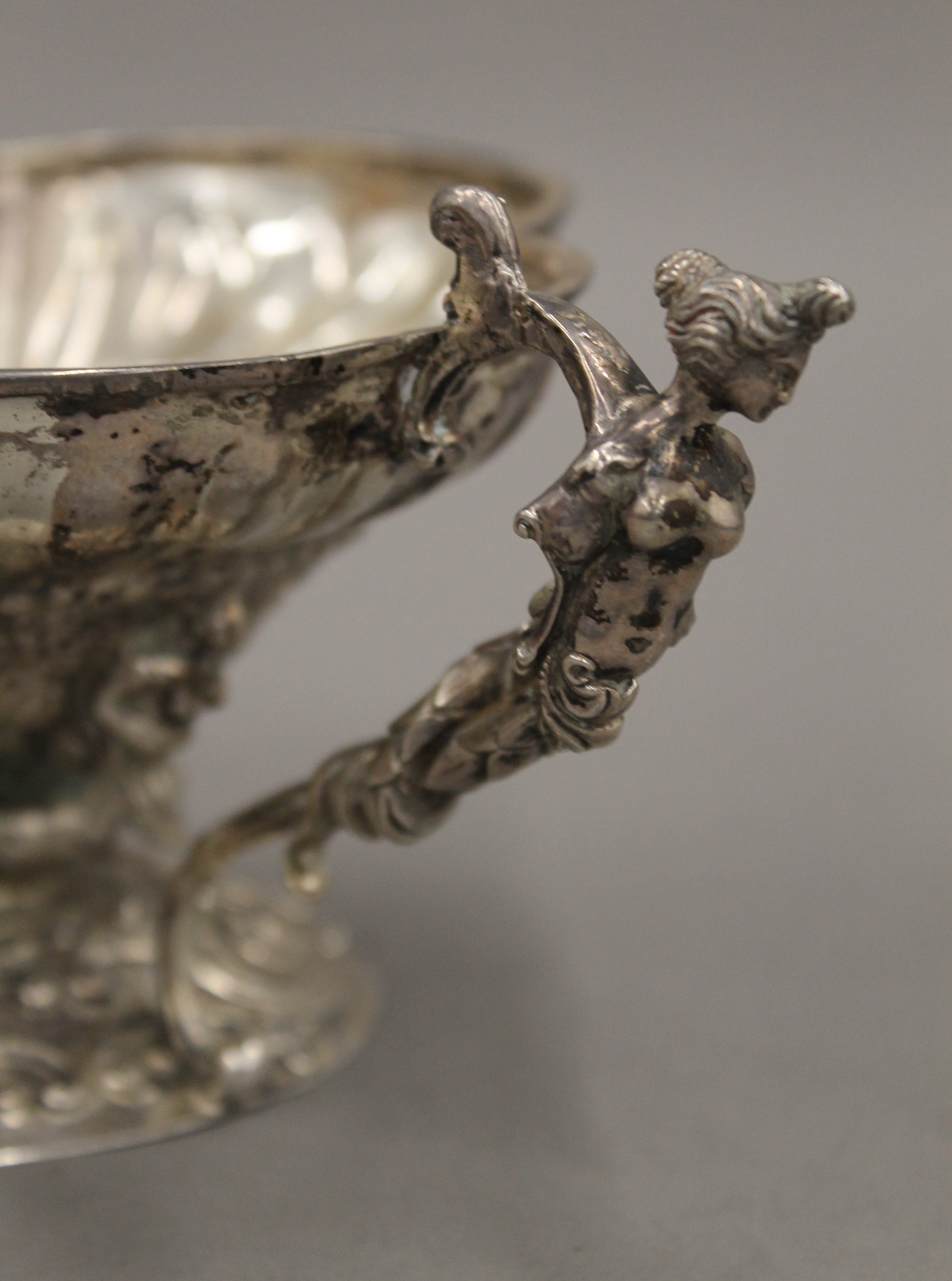 An antique Continental silver wine cup. 17.5 cm long. 337.4 grammes. - Image 4 of 4