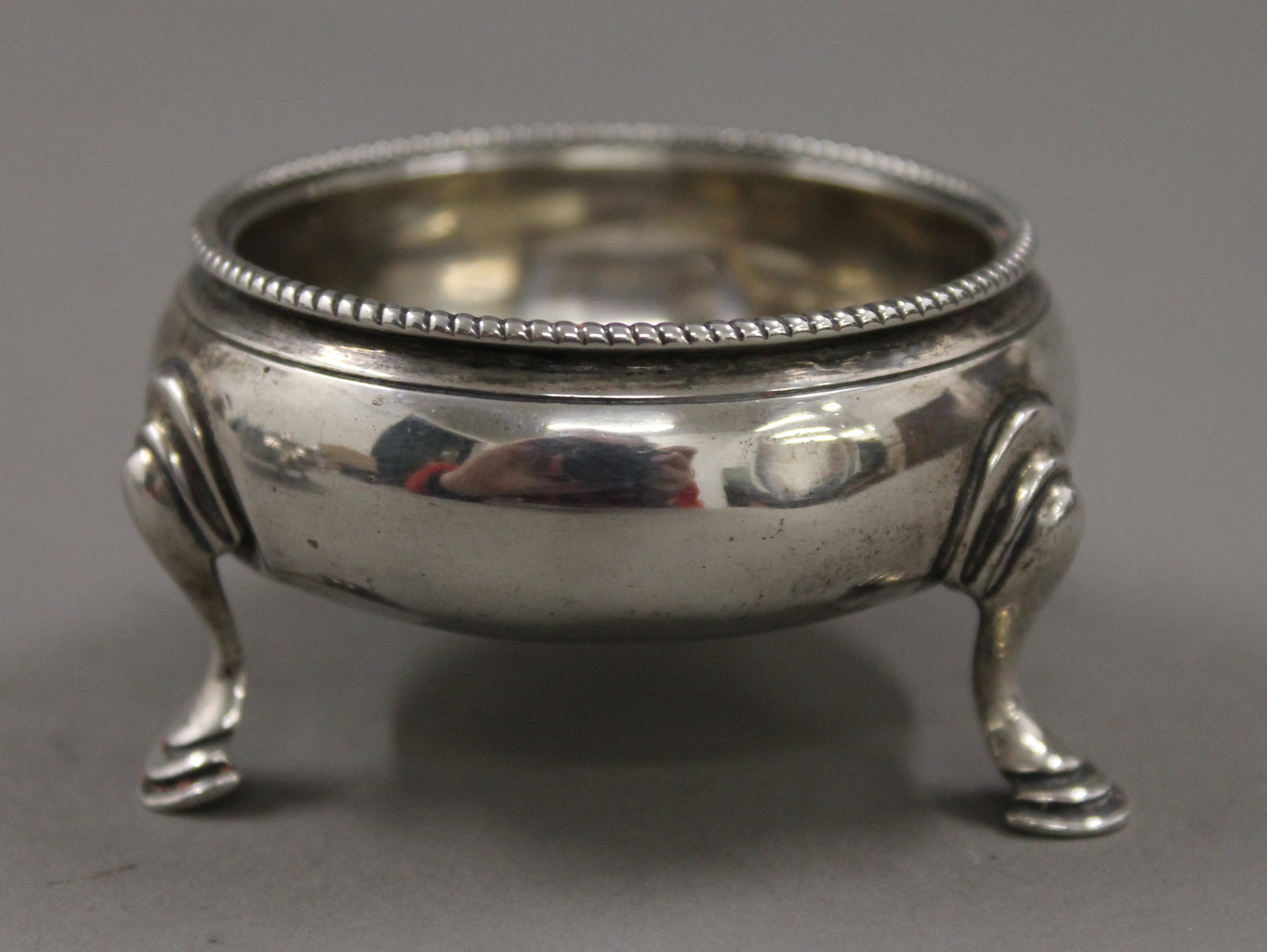 A pair of Georgian silver salts. 6 cm diameter. 87.6 grammes. - Image 2 of 5