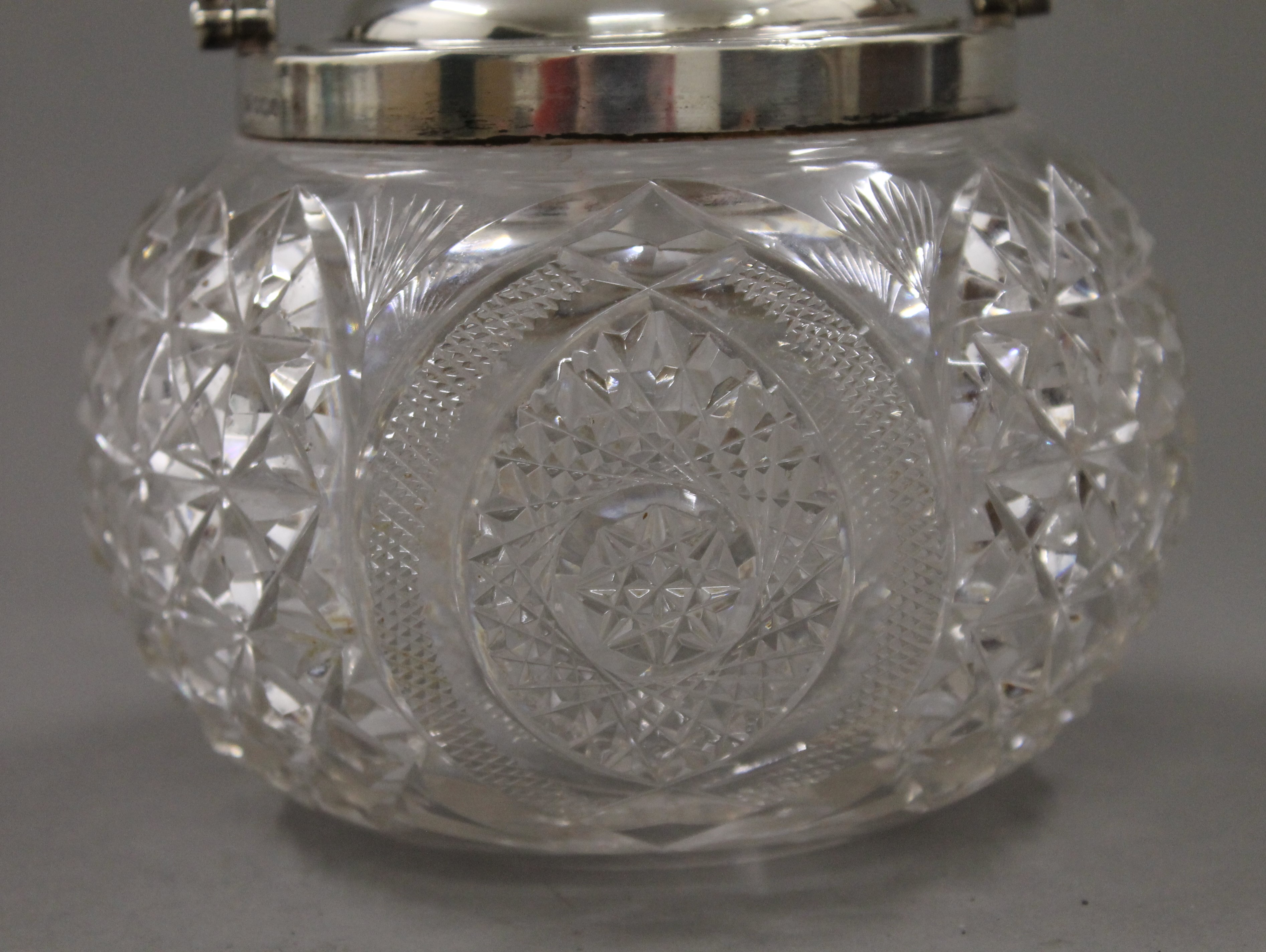 A silver mounted cut glass biscuit barrel. 13 cm high. - Image 4 of 5