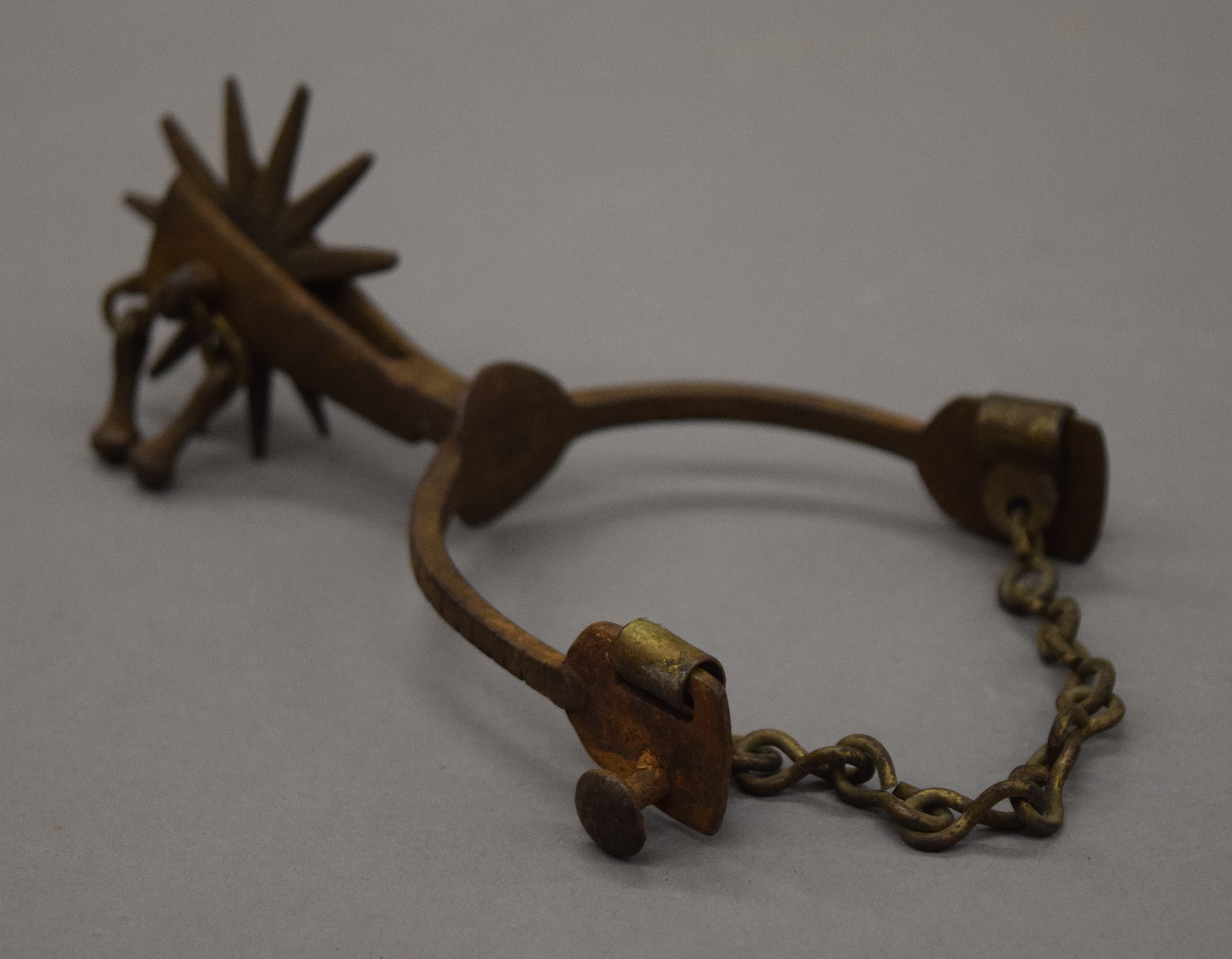 A pair of antique spurs. 10 cm wide. - Image 2 of 3