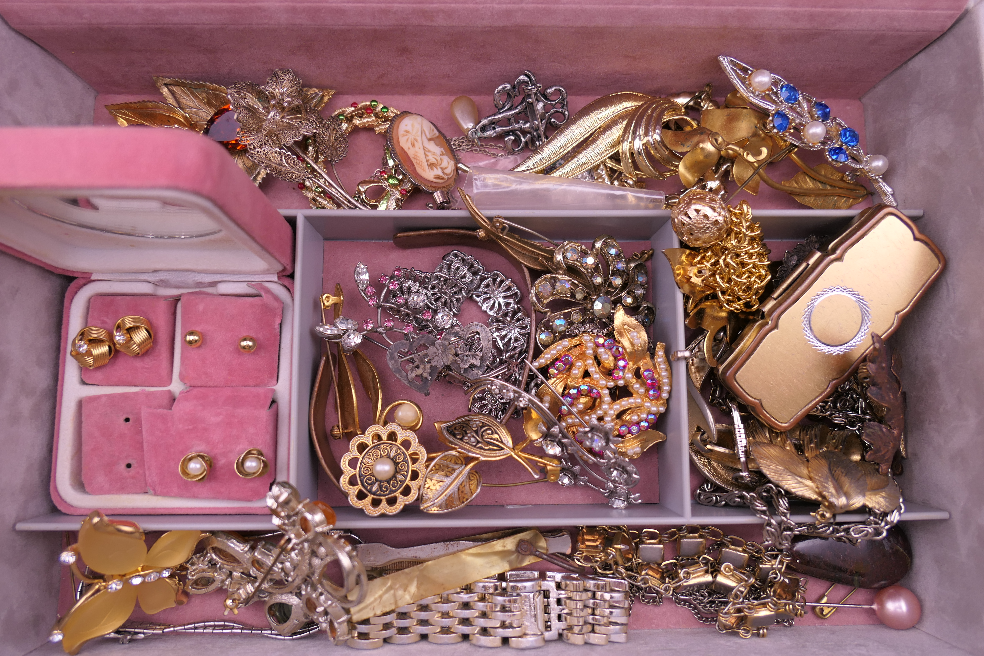 A box of miscellaneous costume jewellery. - Image 3 of 6