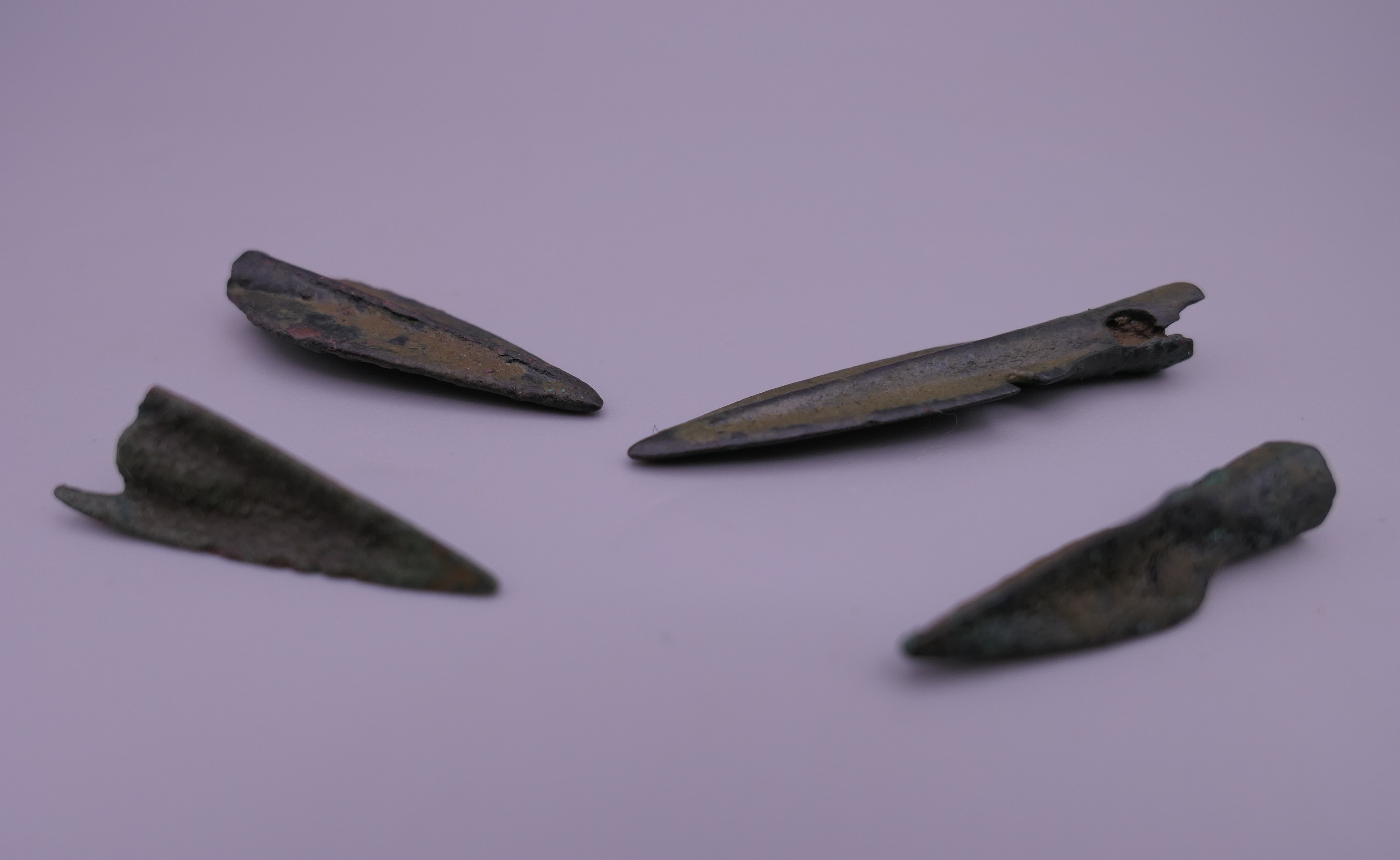 Four Iron Age arrowheads and a quantity of ancient coins. - Image 3 of 5